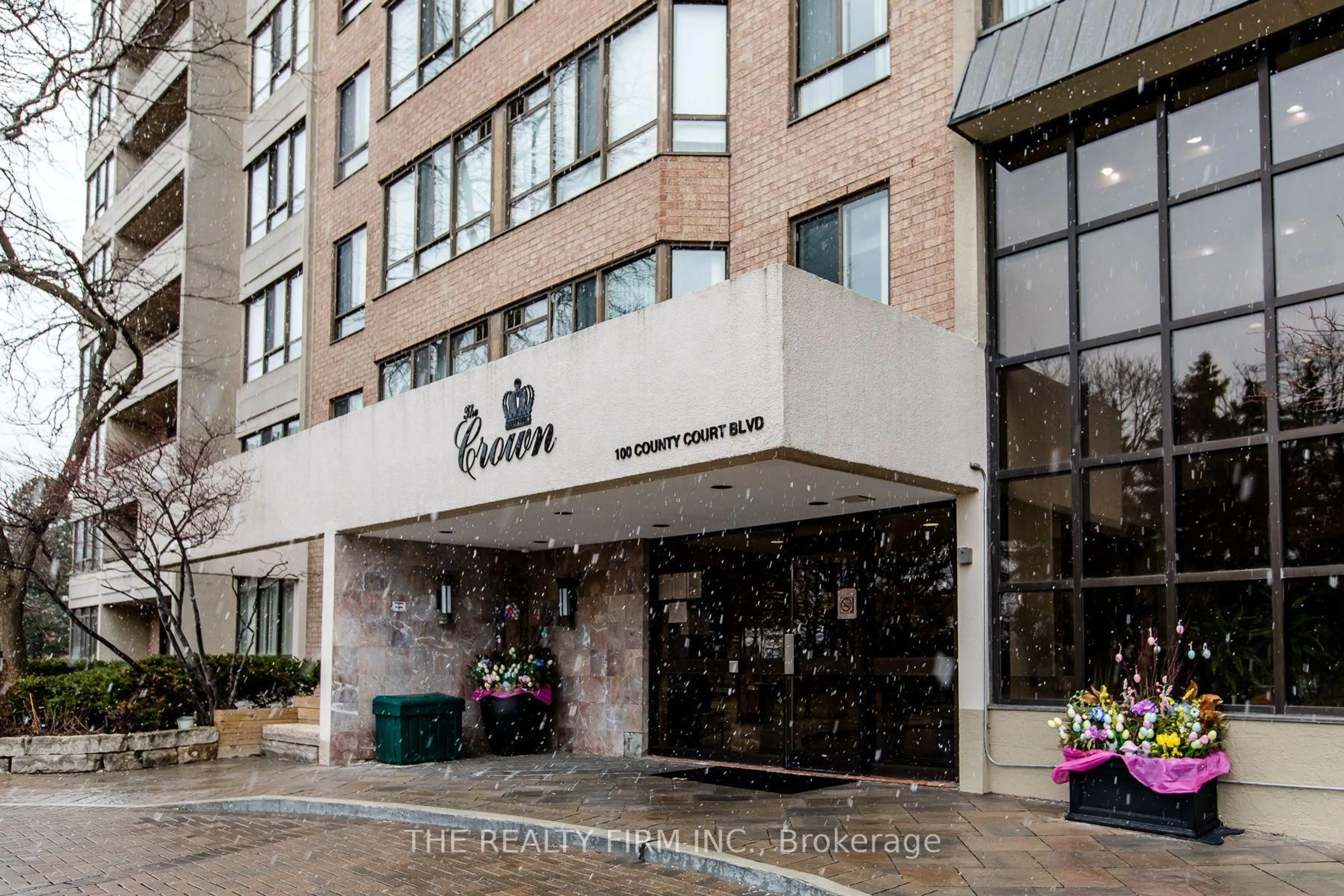 Indoor foyer for 100 County Court Blvd #406, Brampton Ontario L6W 3X1