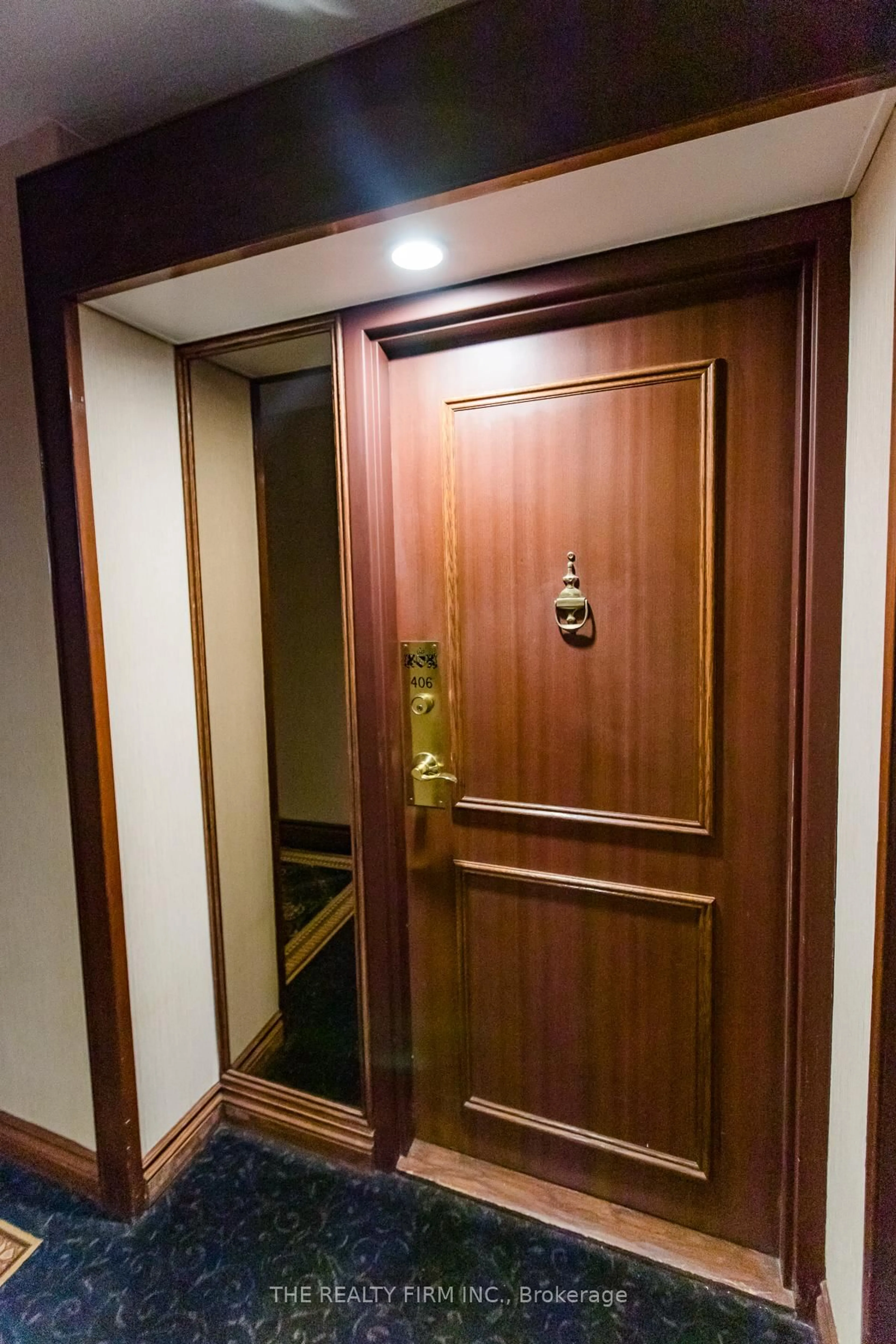 Indoor foyer for 100 County Court Blvd #406, Brampton Ontario L6W 3X1