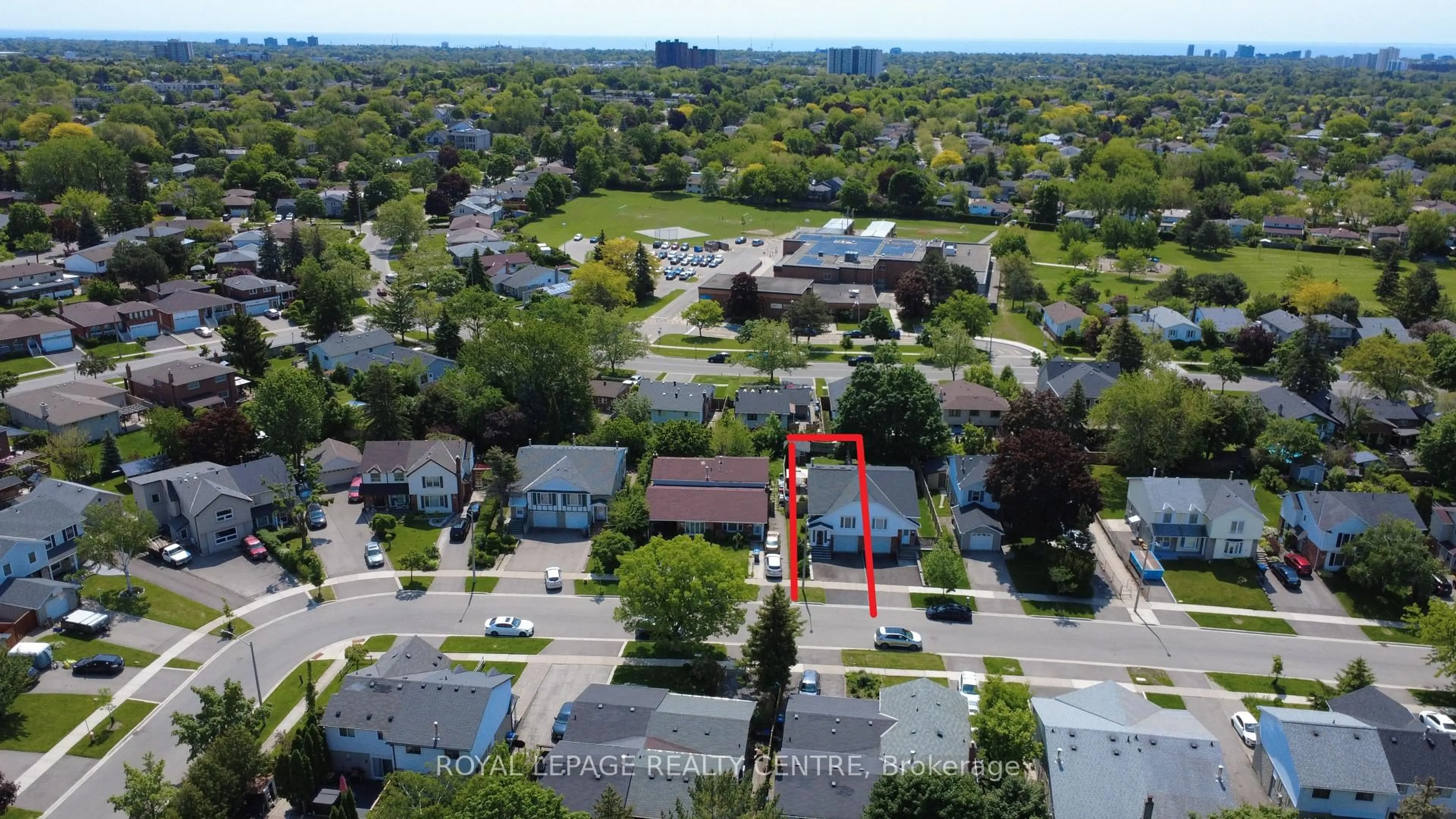 A pic from outside/outdoor area/front of a property/back of a property/a pic from drone, unknown for 504 Galedowns Crt, Mississauga Ontario L5A 3H9