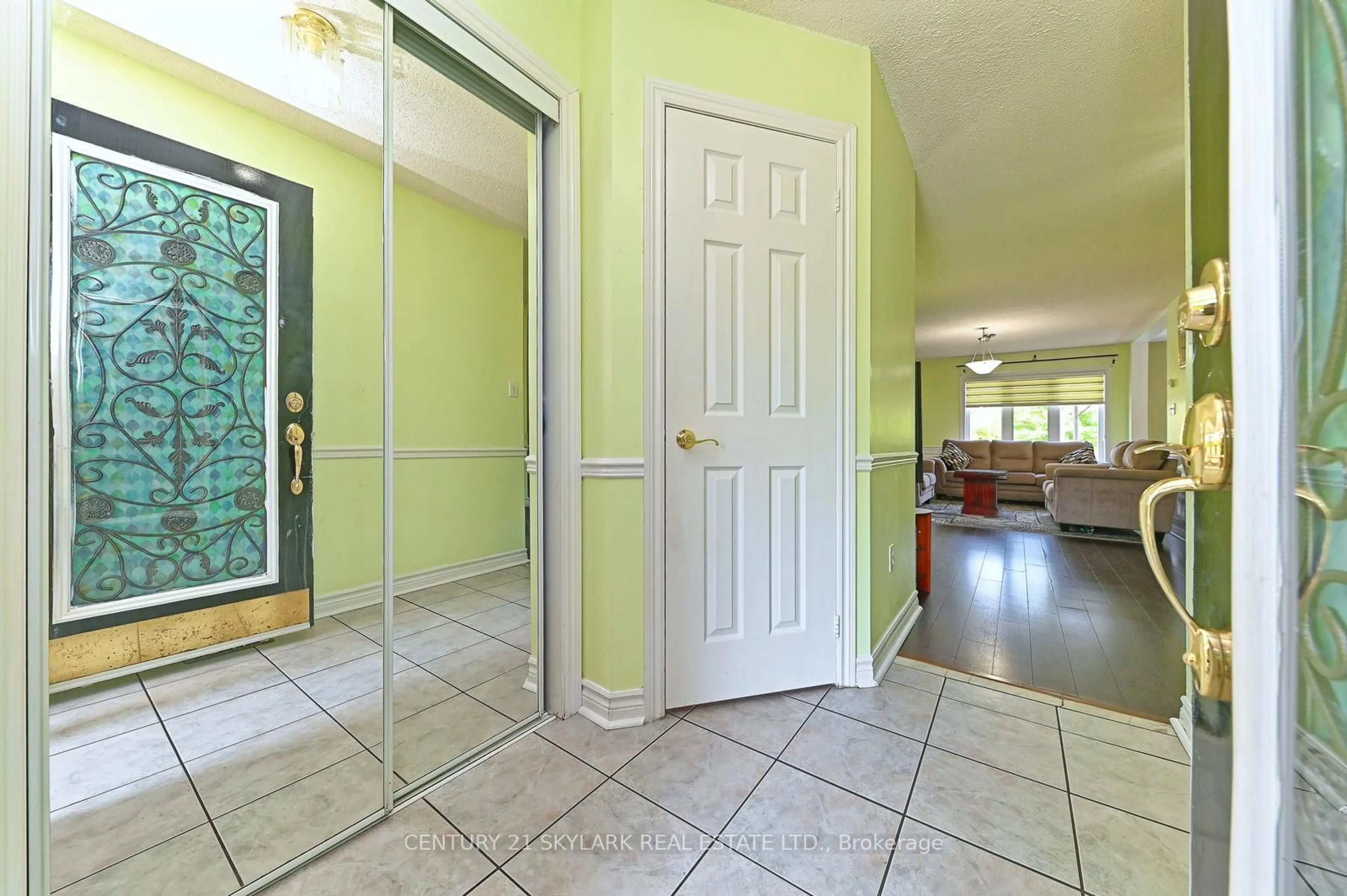 Indoor entryway for 31 Todmorden Dr, Brampton Ontario L7A 1M7