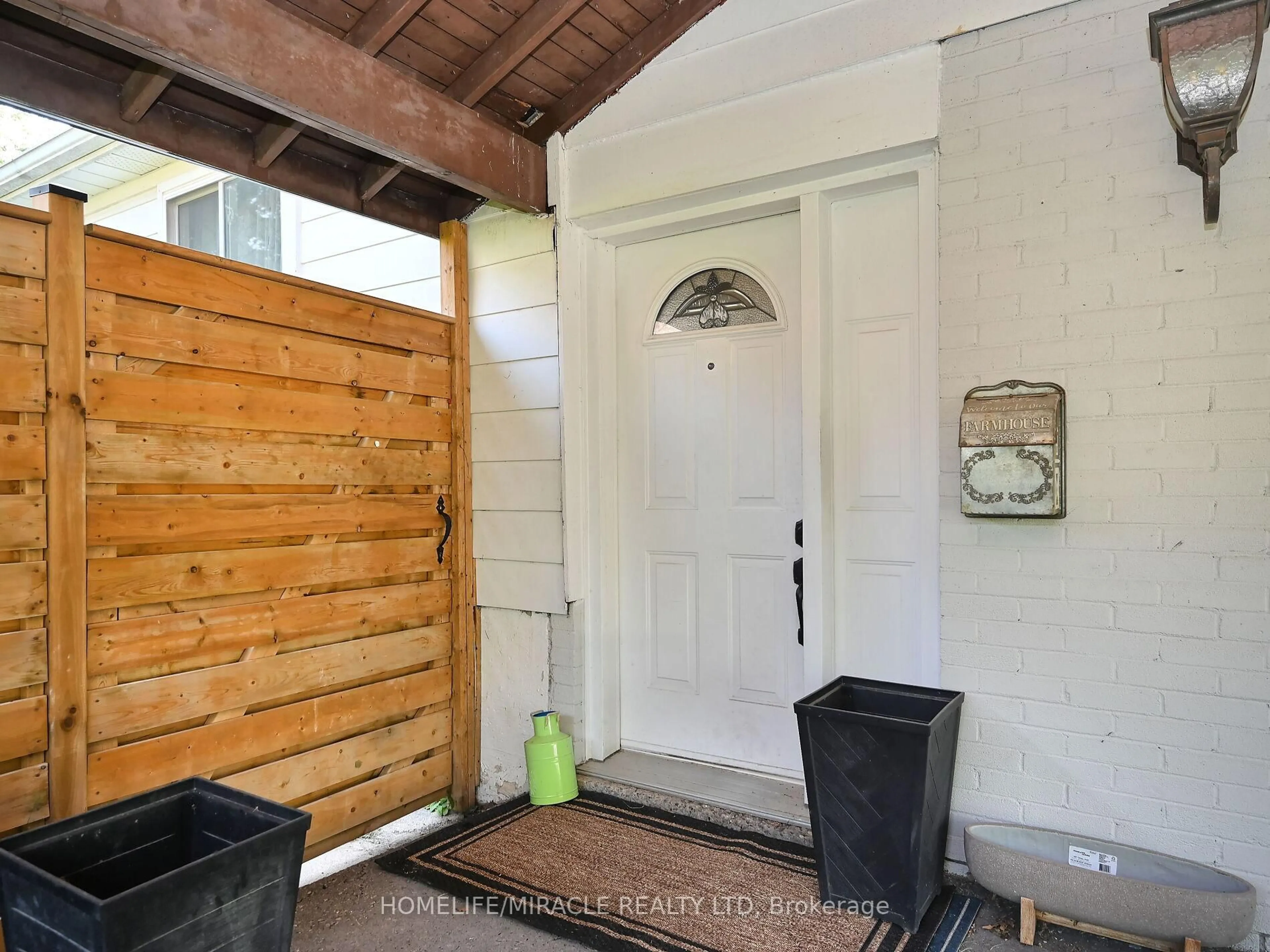Indoor entryway for 1360 Glen Rutley Circ, Mississauga Ontario L4X 1Z6