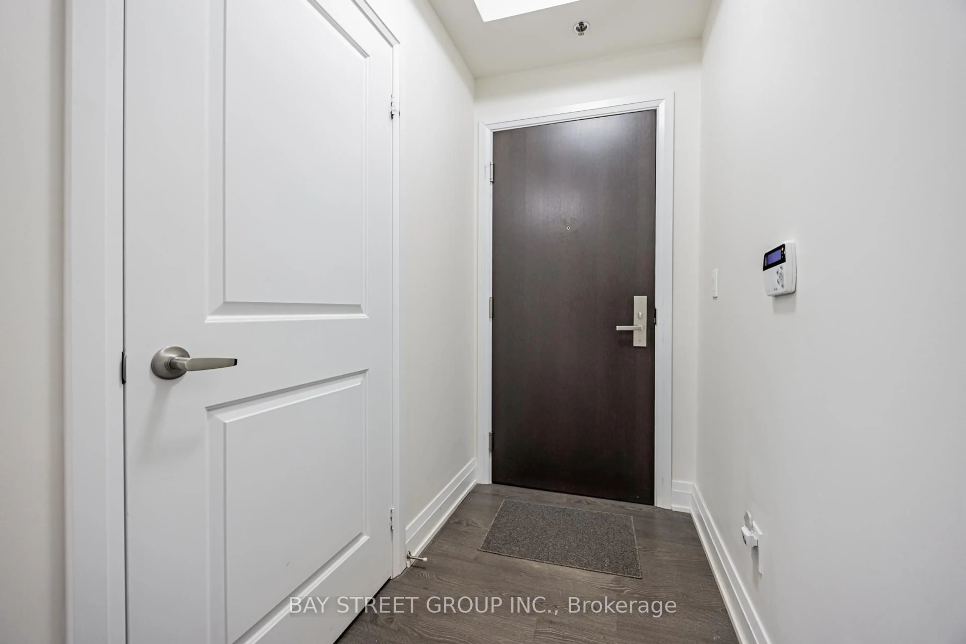 Indoor entryway for 55 Speers Rd #1201, Oakville Ontario L6K 0H9