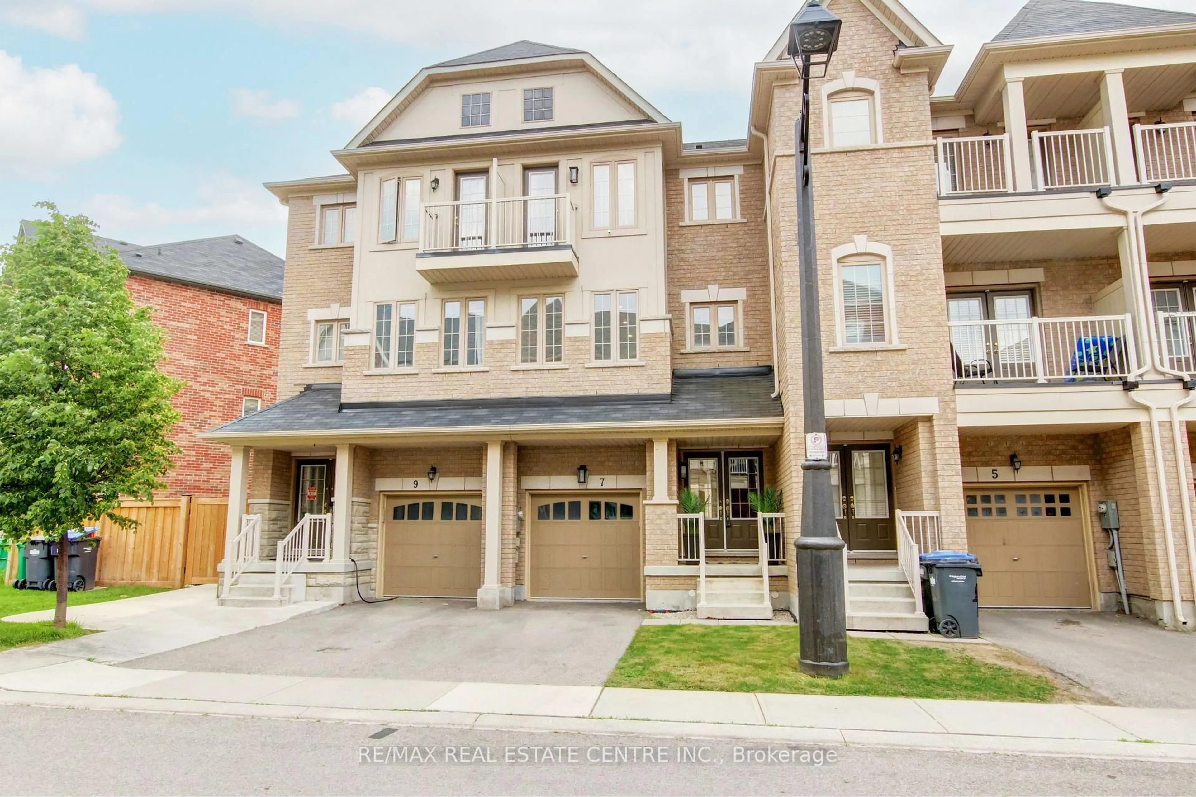 Unknown for 7 Rabbit Run Way, Brampton Ontario L6Z 0J2