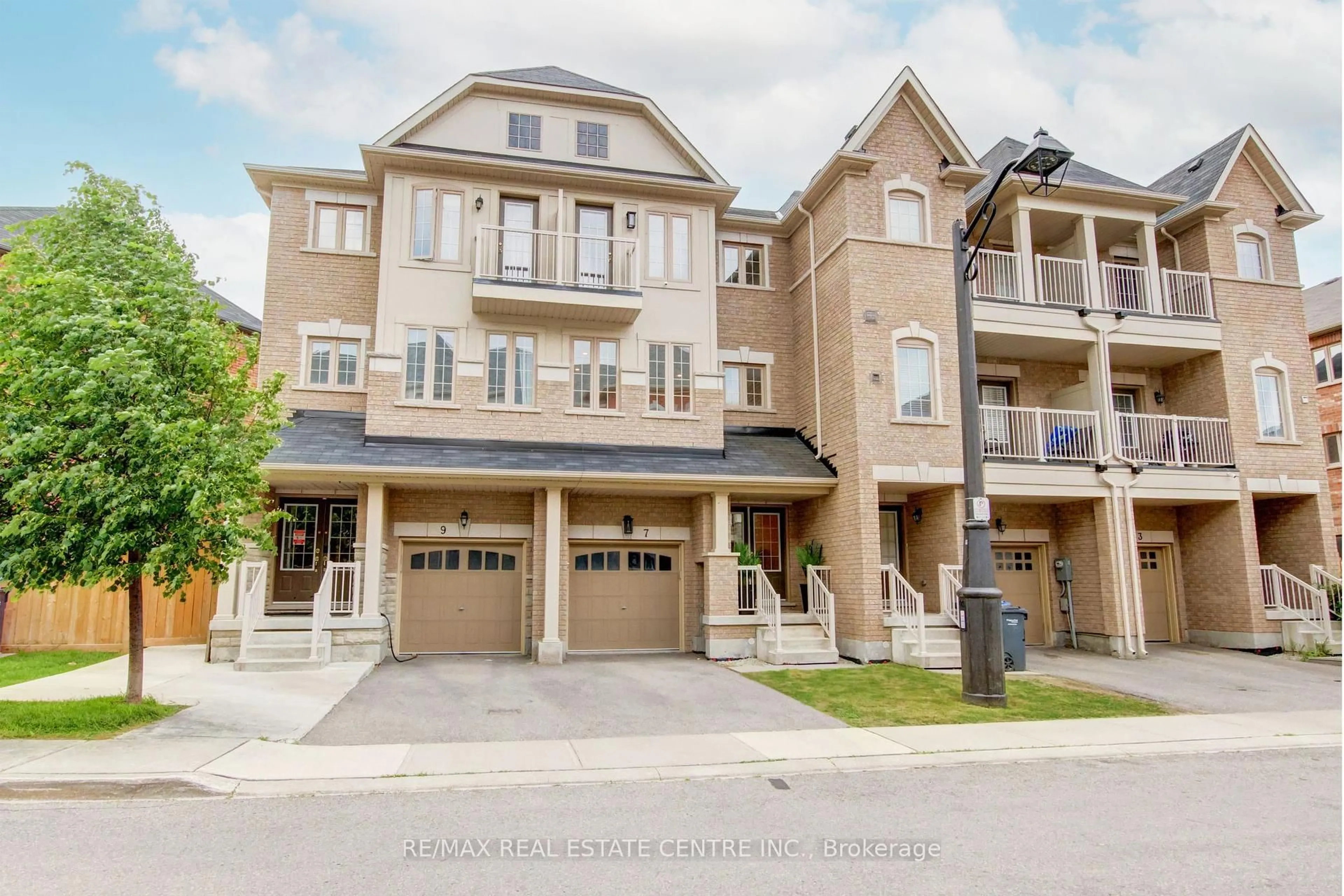 A pic from outside/outdoor area/front of a property/back of a property/a pic from drone, street for 7 Rabbit Run Way, Brampton Ontario L6Z 0J2