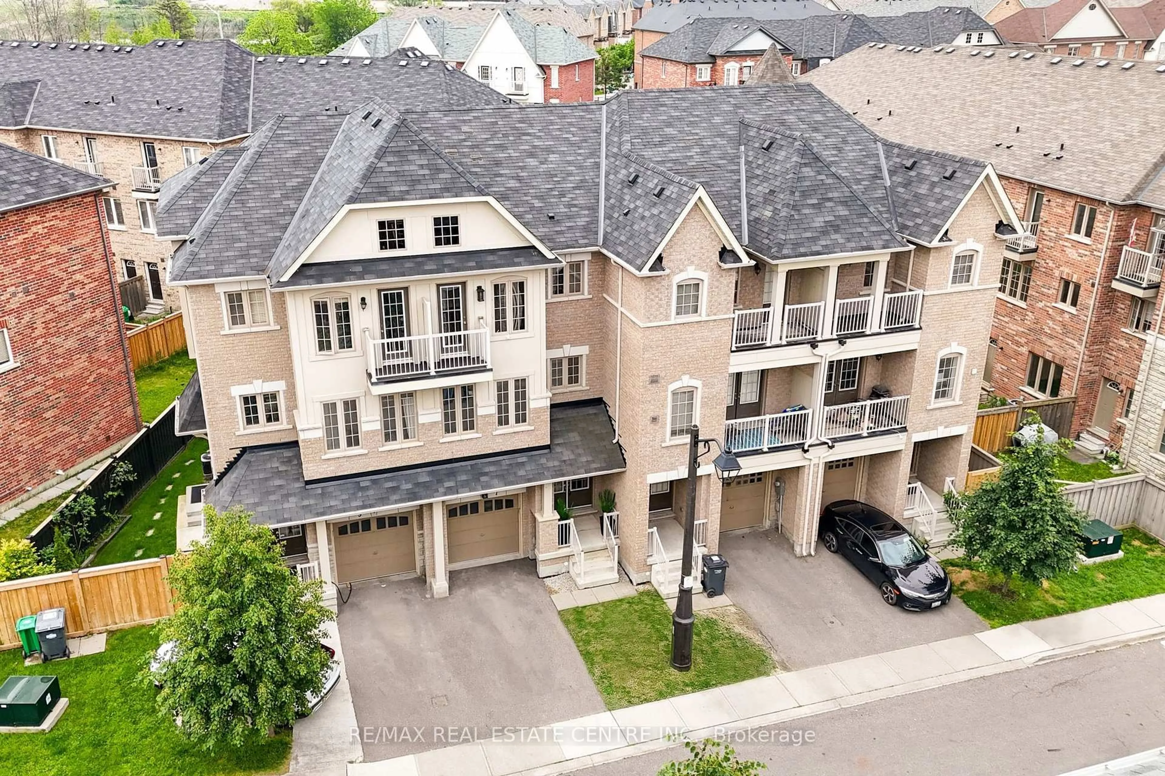 A pic from outside/outdoor area/front of a property/back of a property/a pic from drone, street for 7 Rabbit Run Way, Brampton Ontario L6Z 0J2