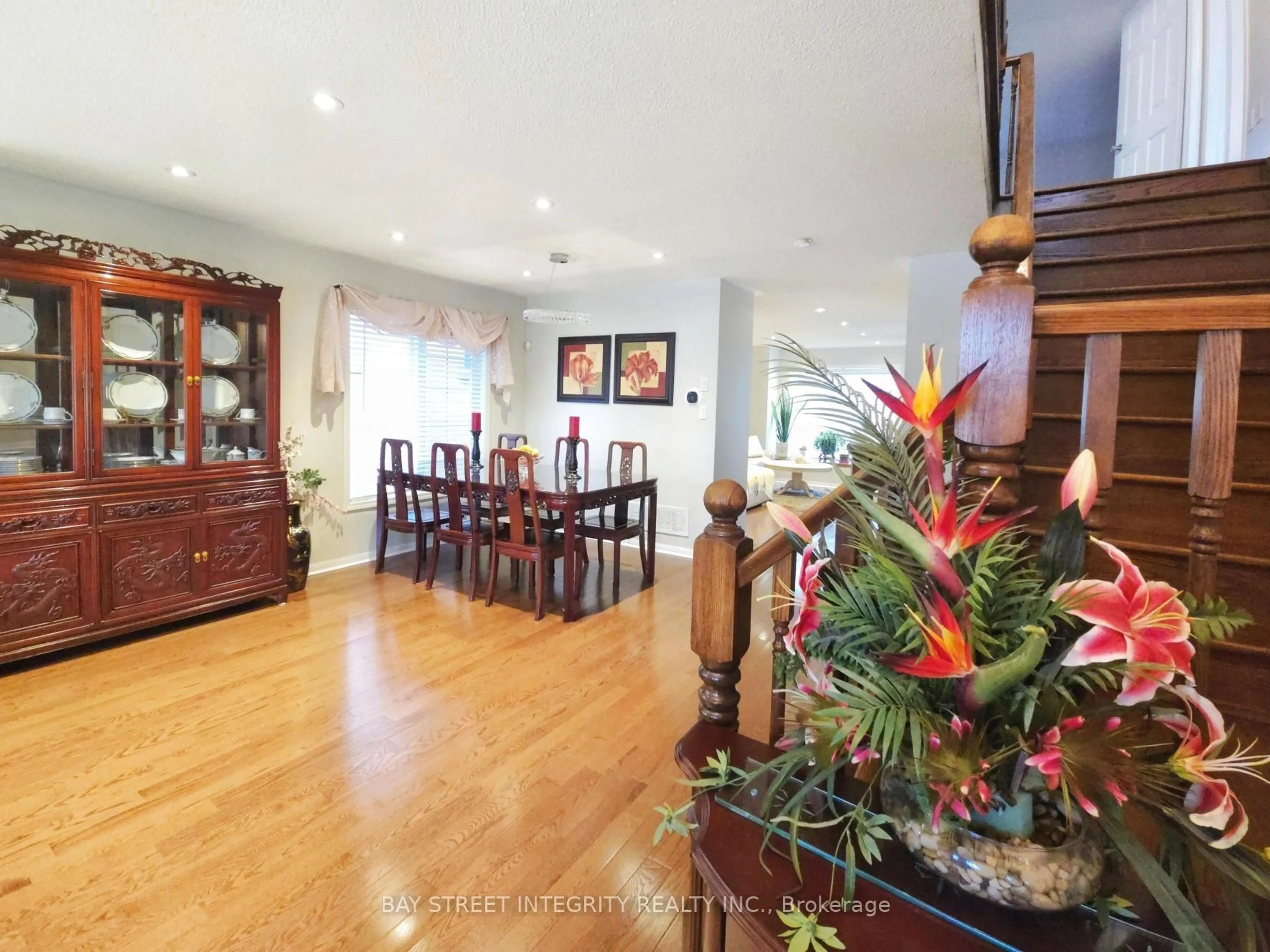 Dining room, wood/laminate floor for 3956 Deepwood Hts, Mississauga Ontario L5M 6L9