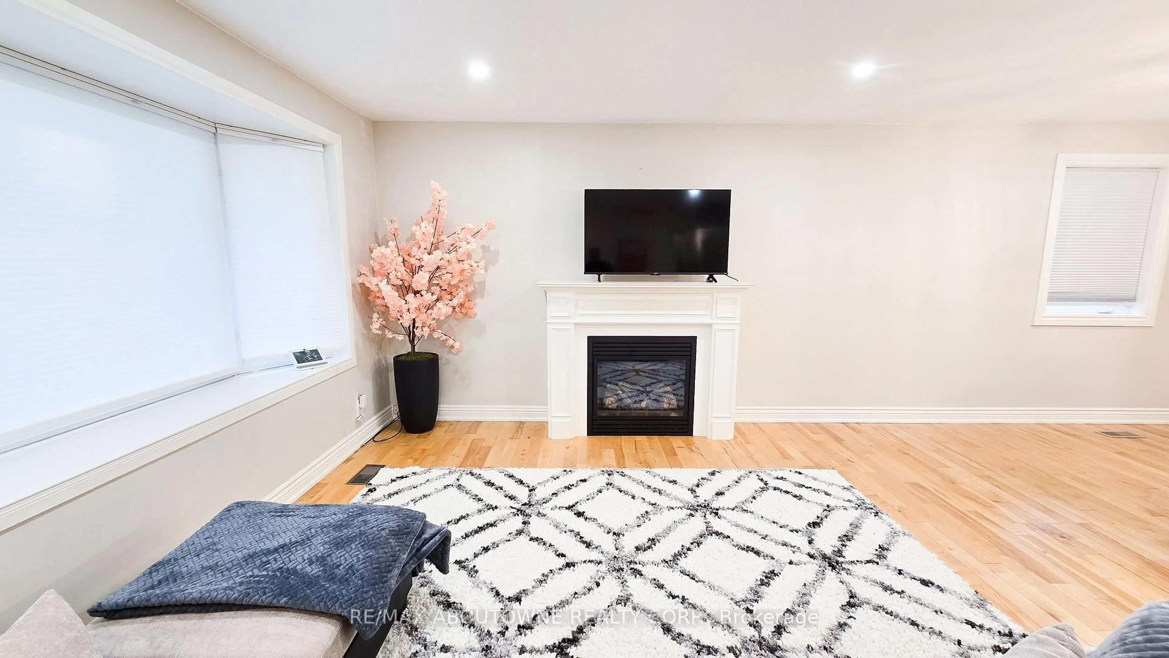 Living room with furniture, unknown for 583 Taplow Cres, Oakville Ontario L6L 4V9