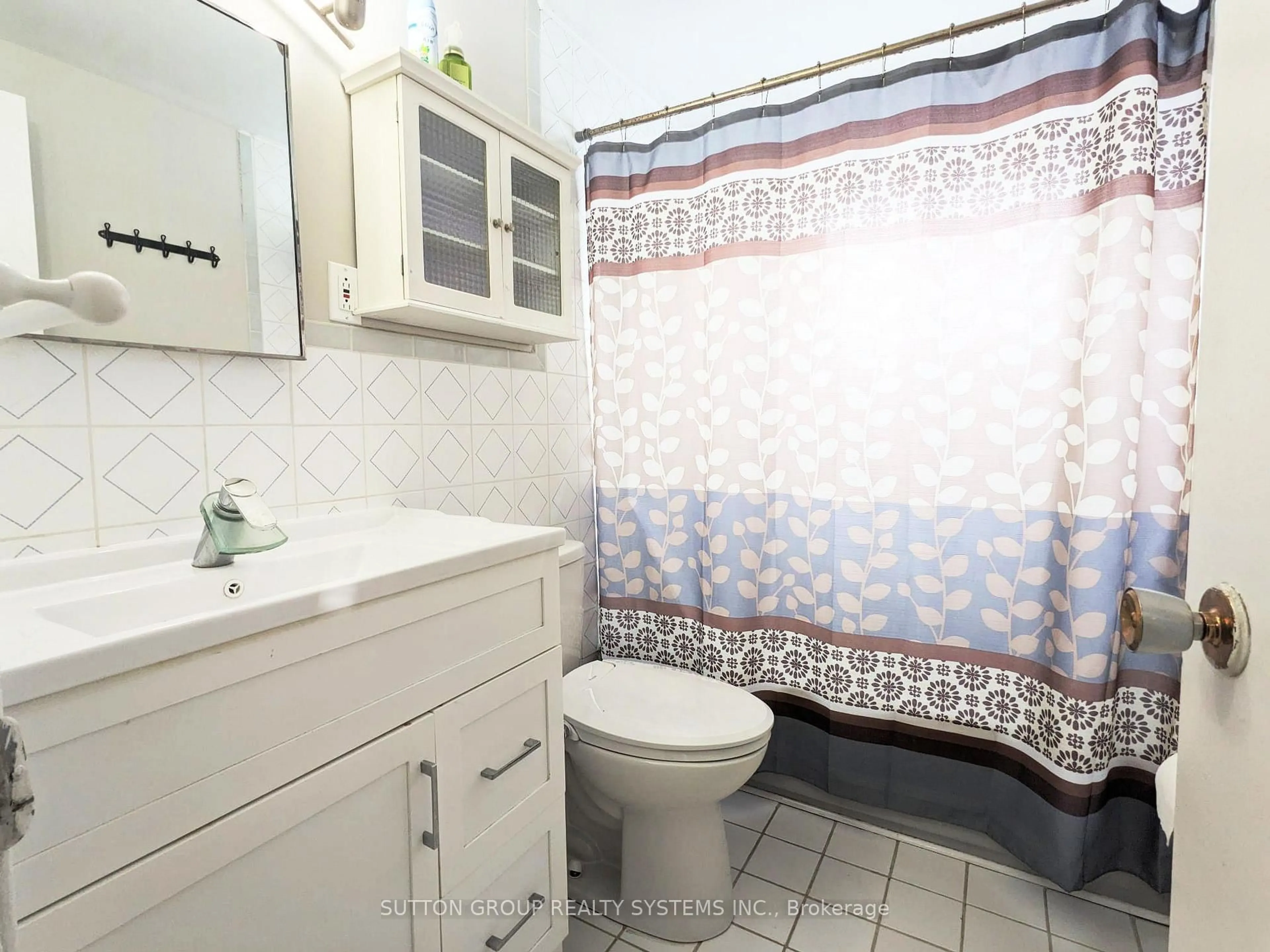 Standard bathroom, ceramic/tile floor for 33 Earlsdale Cres, Brampton Ontario L6T 3A7
