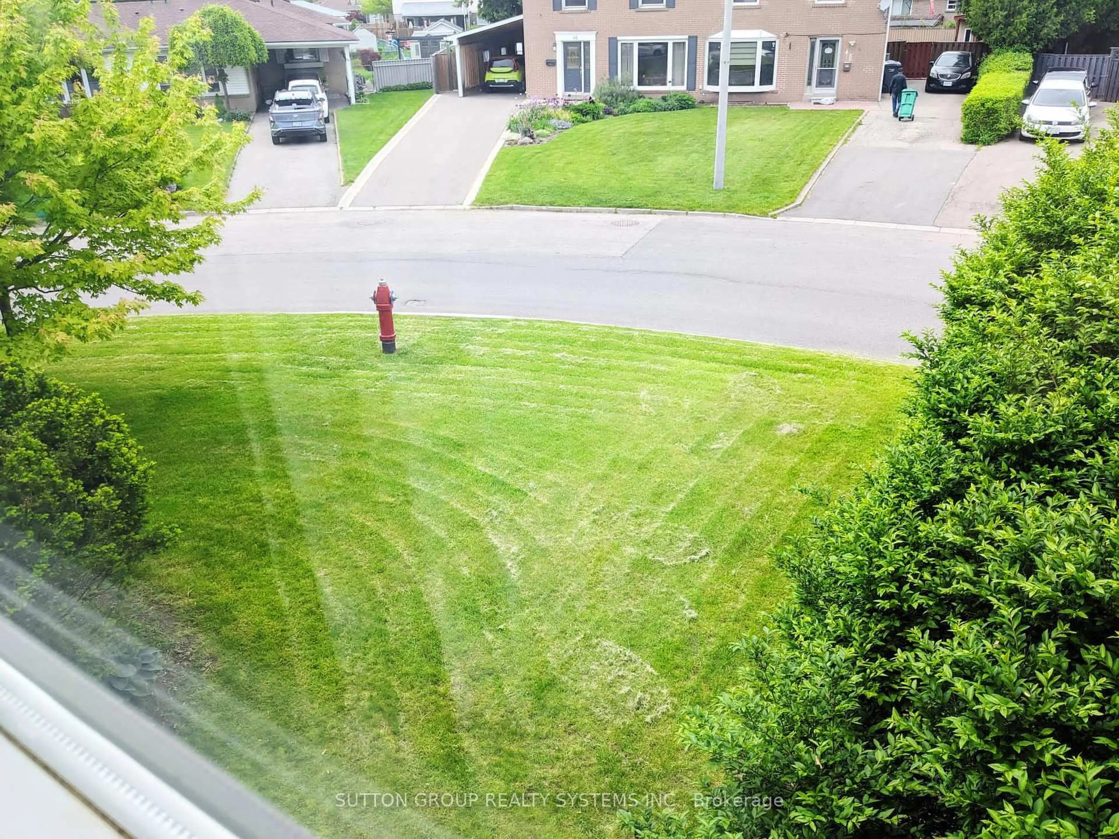 A pic from outside/outdoor area/front of a property/back of a property/a pic from drone, street for 33 Earlsdale Cres, Brampton Ontario L6T 3A7