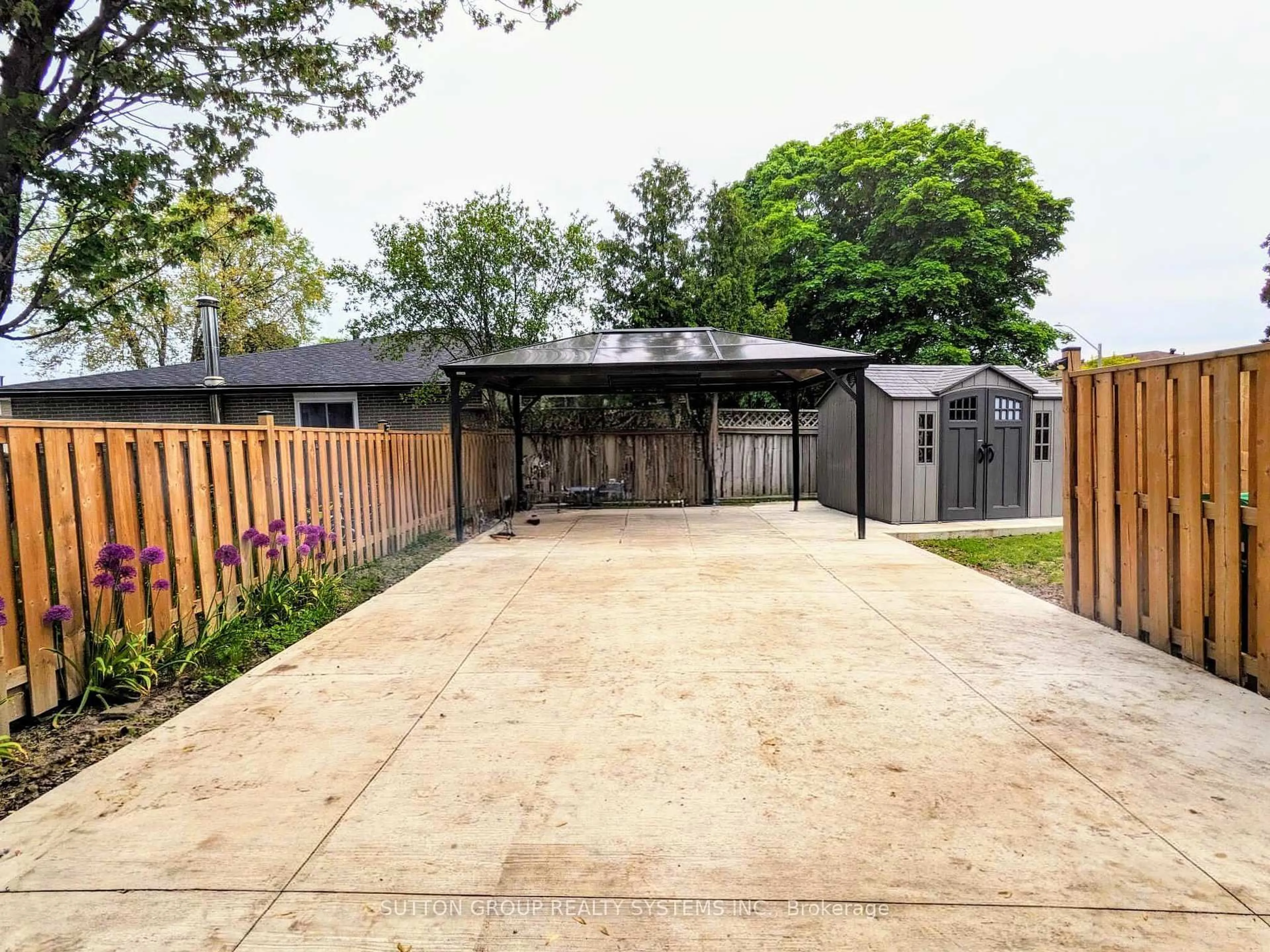 A pic from outside/outdoor area/front of a property/back of a property/a pic from drone, street for 33 Earlsdale Cres, Brampton Ontario L6T 3A7