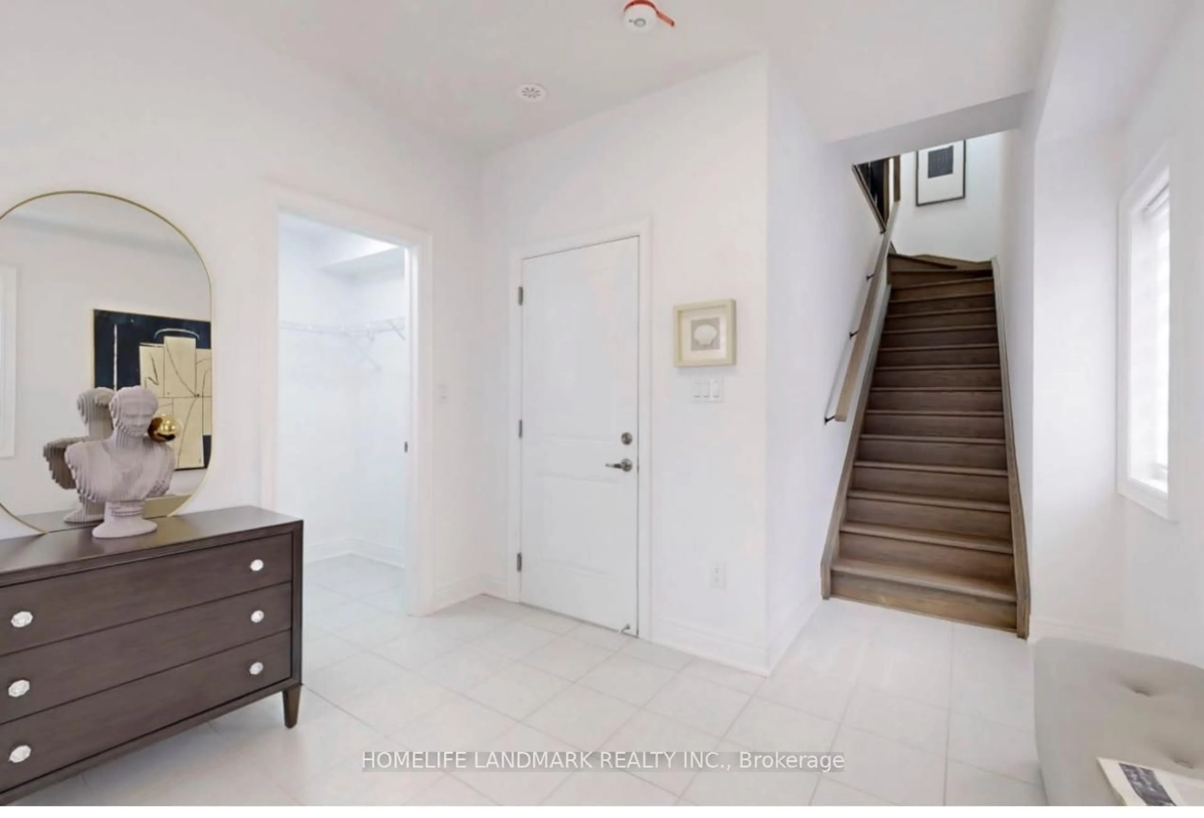 Indoor foyer for 280 Melody Common #35, Oakville Ontario L6H 7H2
