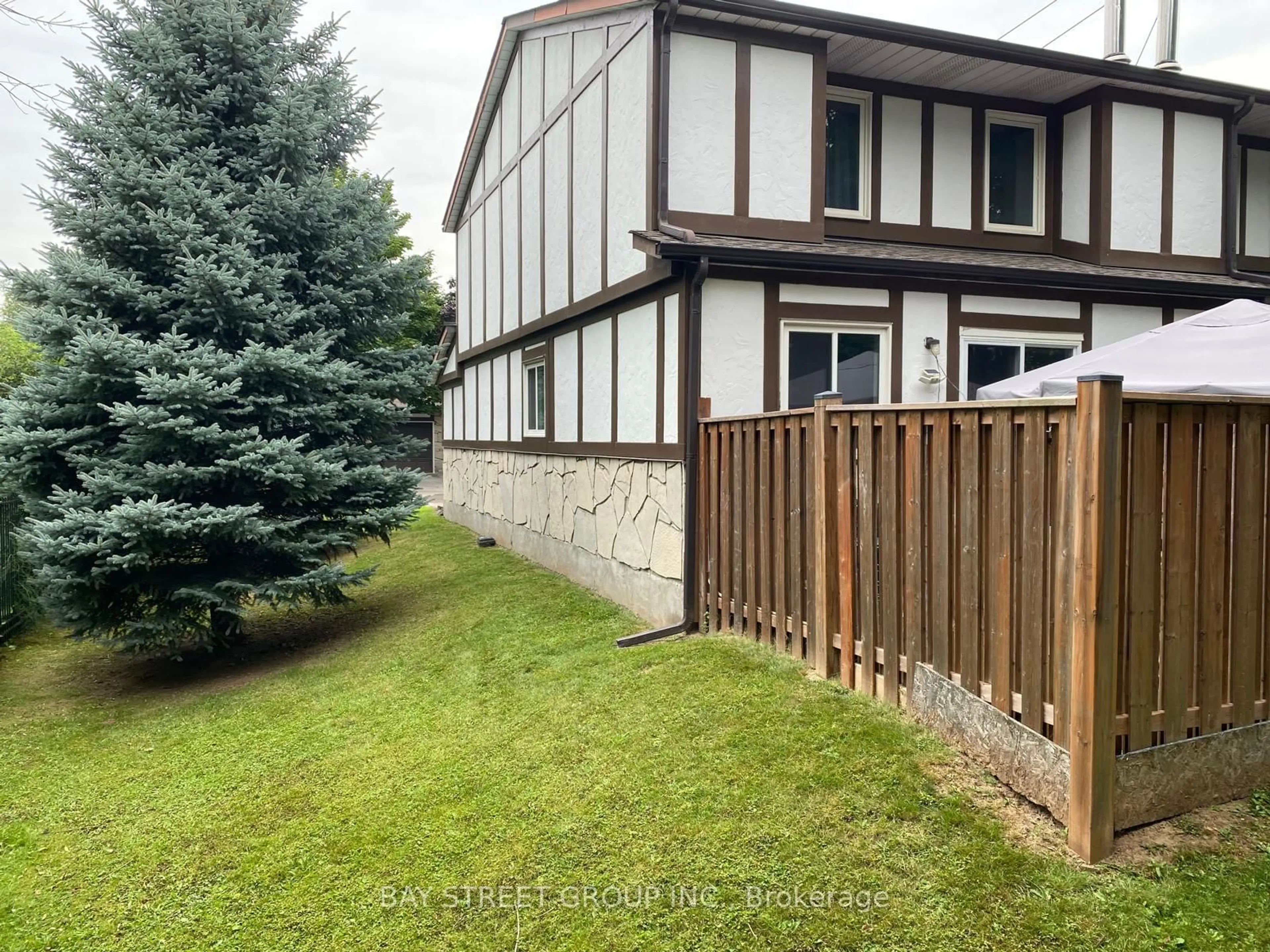 A pic from outside/outdoor area/front of a property/back of a property/a pic from drone, unknown for 2200 Glenwood School Dr #28, Burlington Ontario L7R 4H7