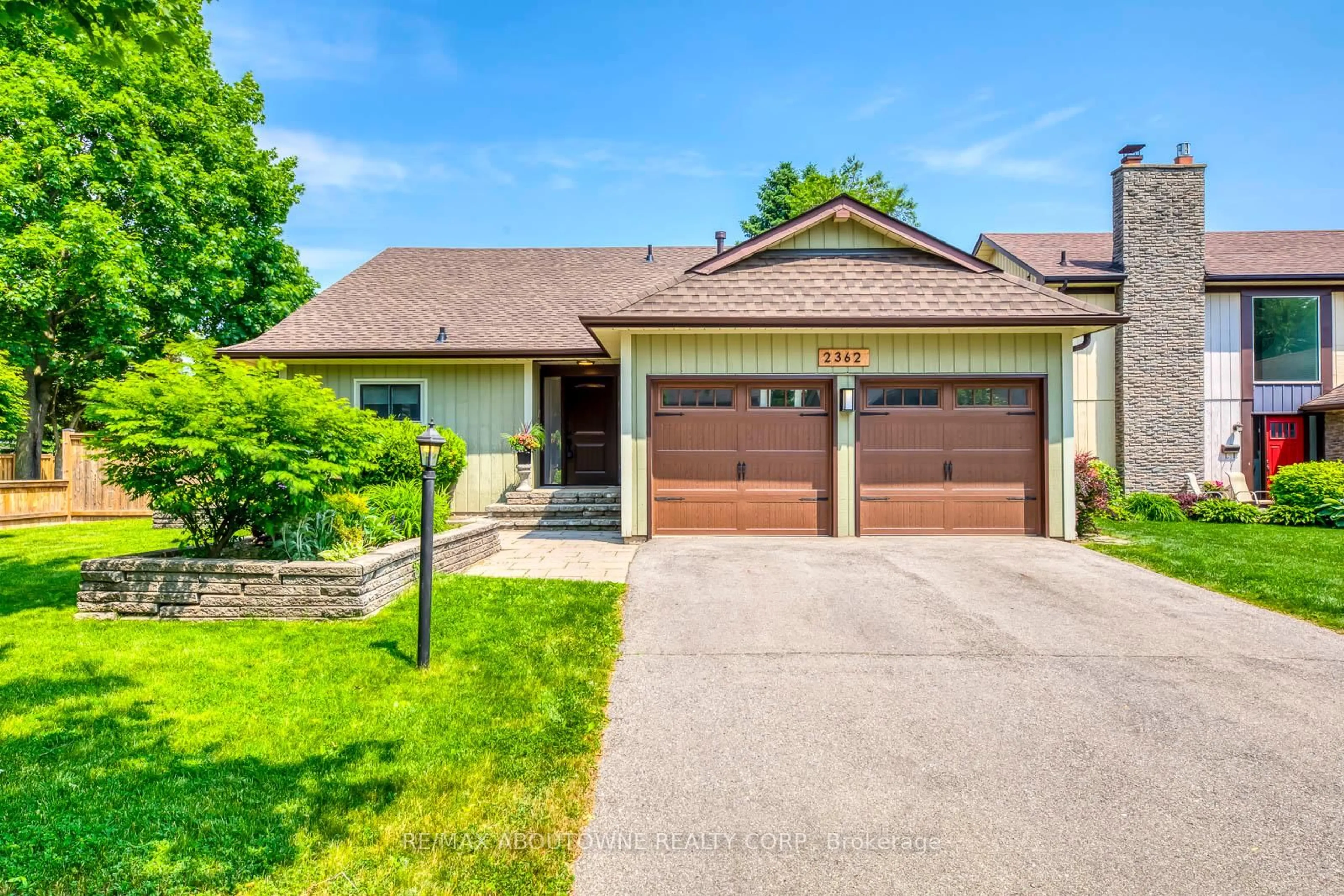 Home with brick exterior material, street for 2362 Sinclair Circ, Burlington Ontario L7P 3B3