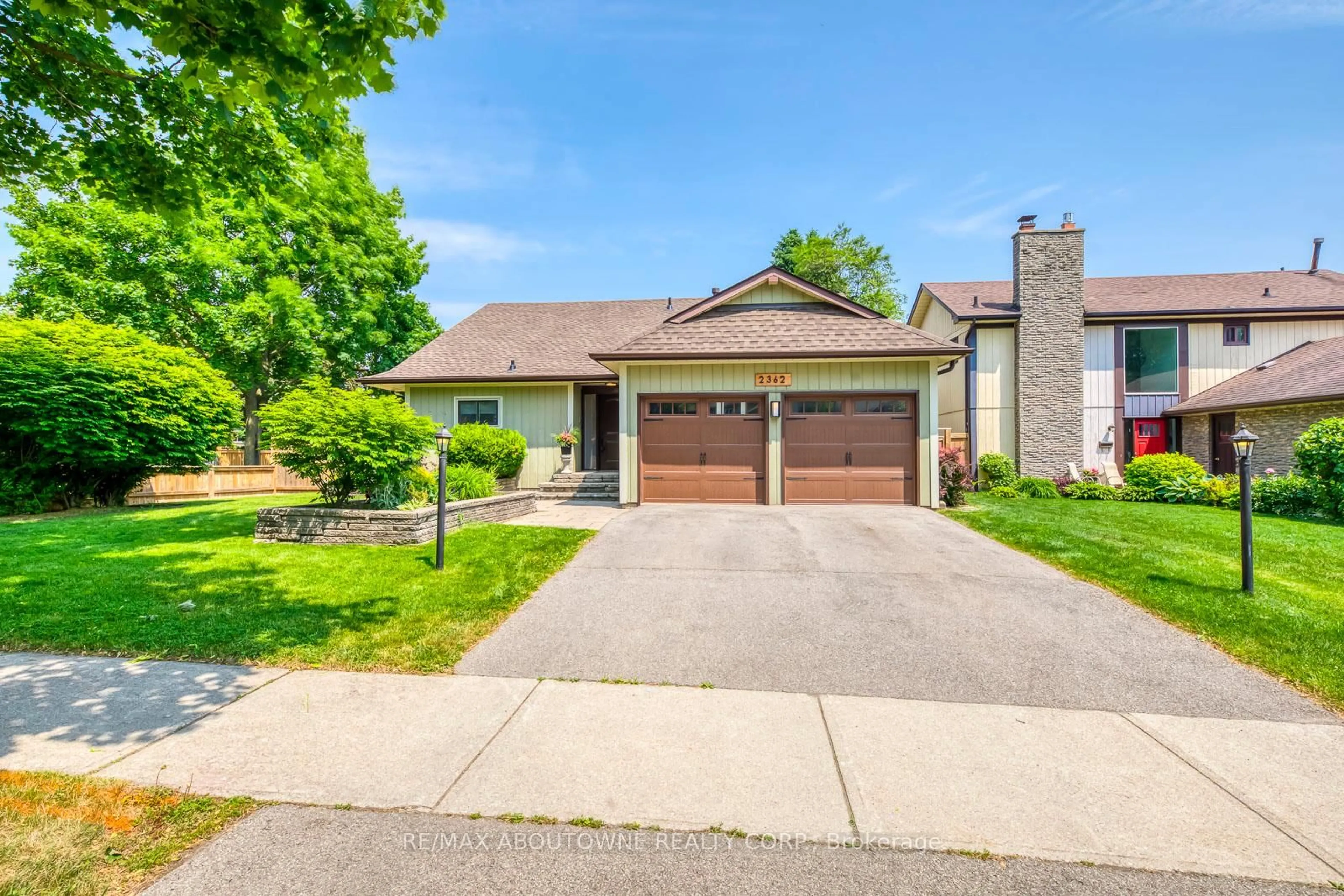 Home with brick exterior material, street for 2362 Sinclair Circ, Burlington Ontario L7P 3B3