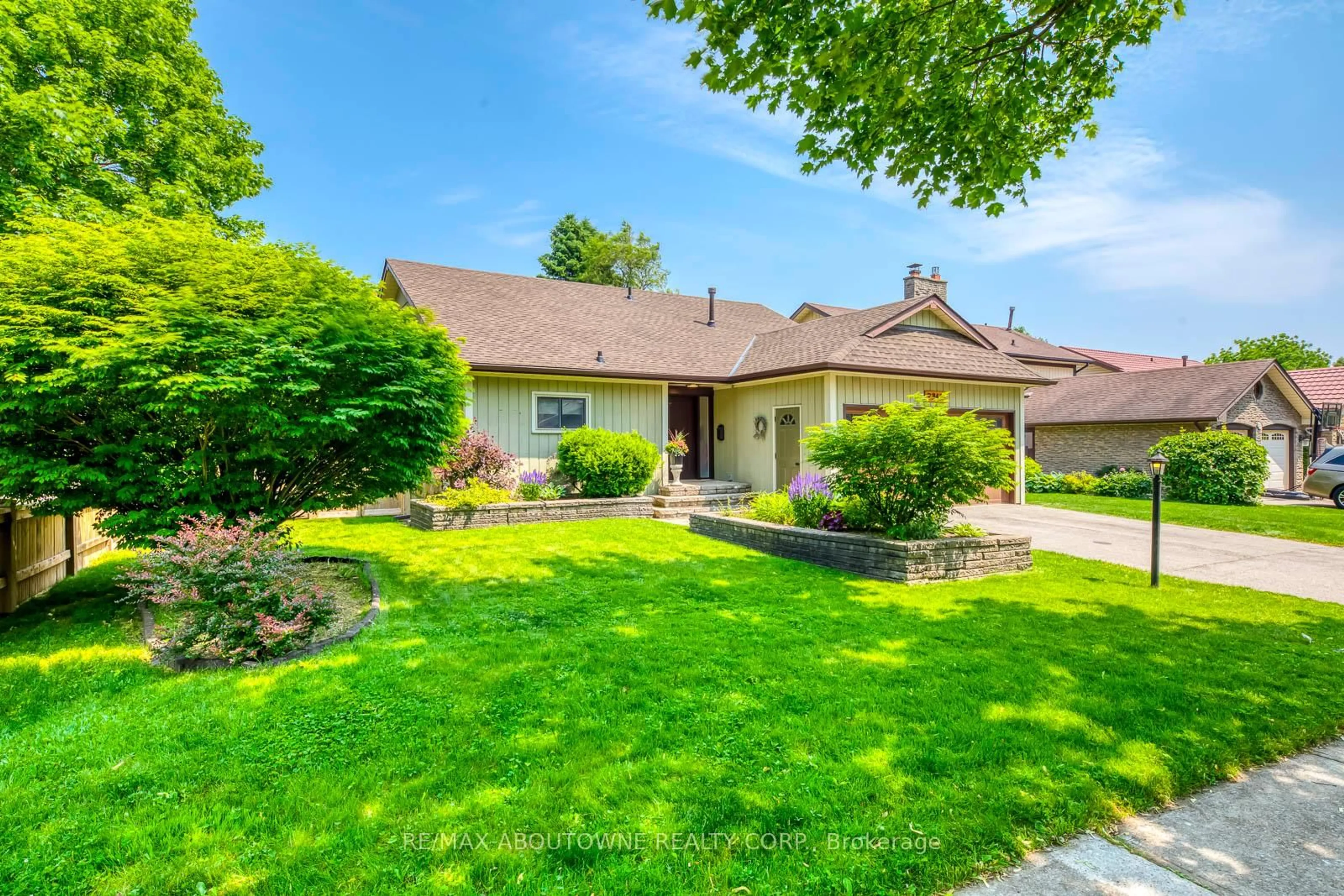 Home with vinyl exterior material, street for 2362 Sinclair Circ, Burlington Ontario L7P 3B3
