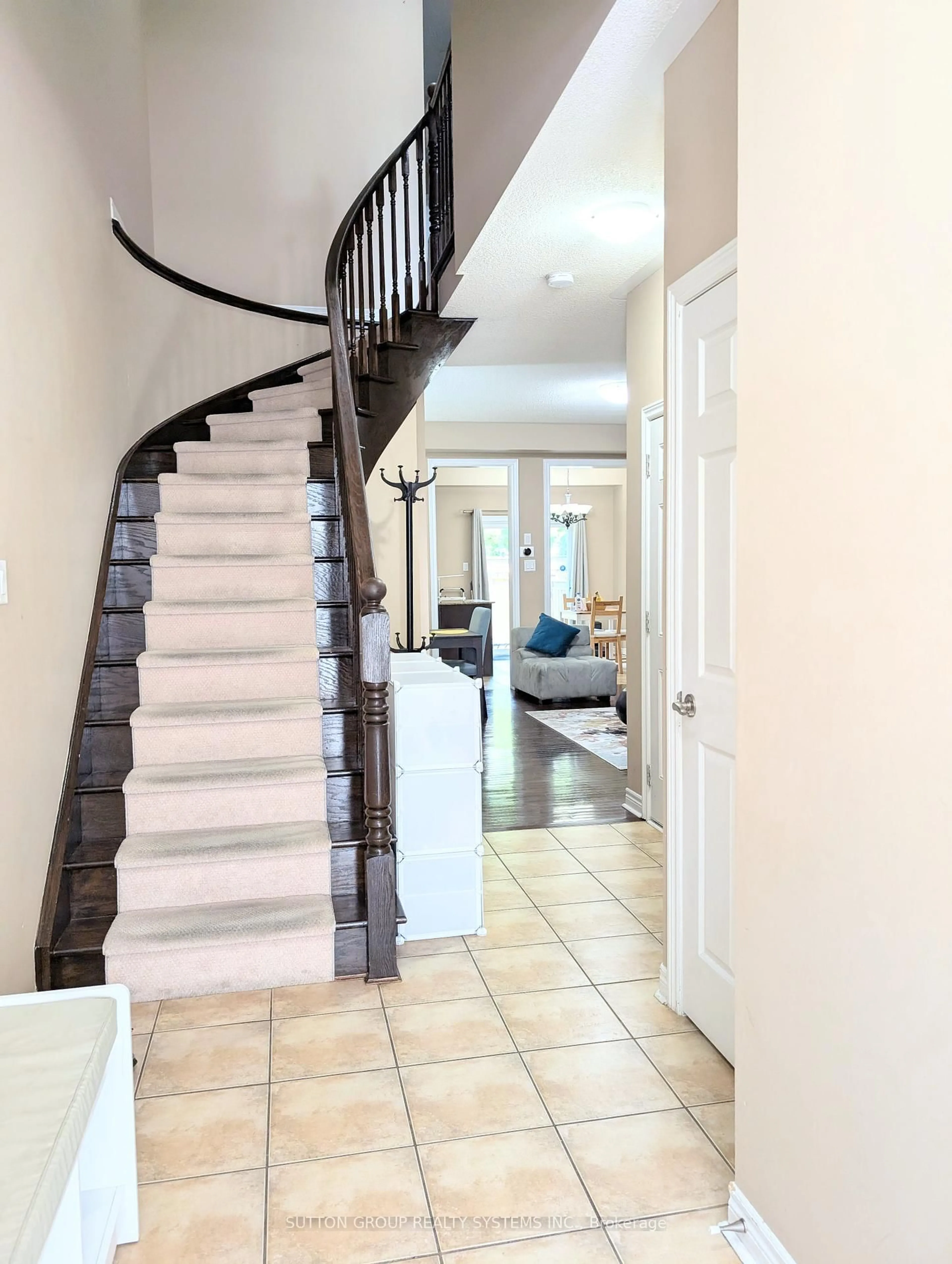 Indoor entryway for 2453 Grand Oak Tr, Oakville Ontario L6M 0J3