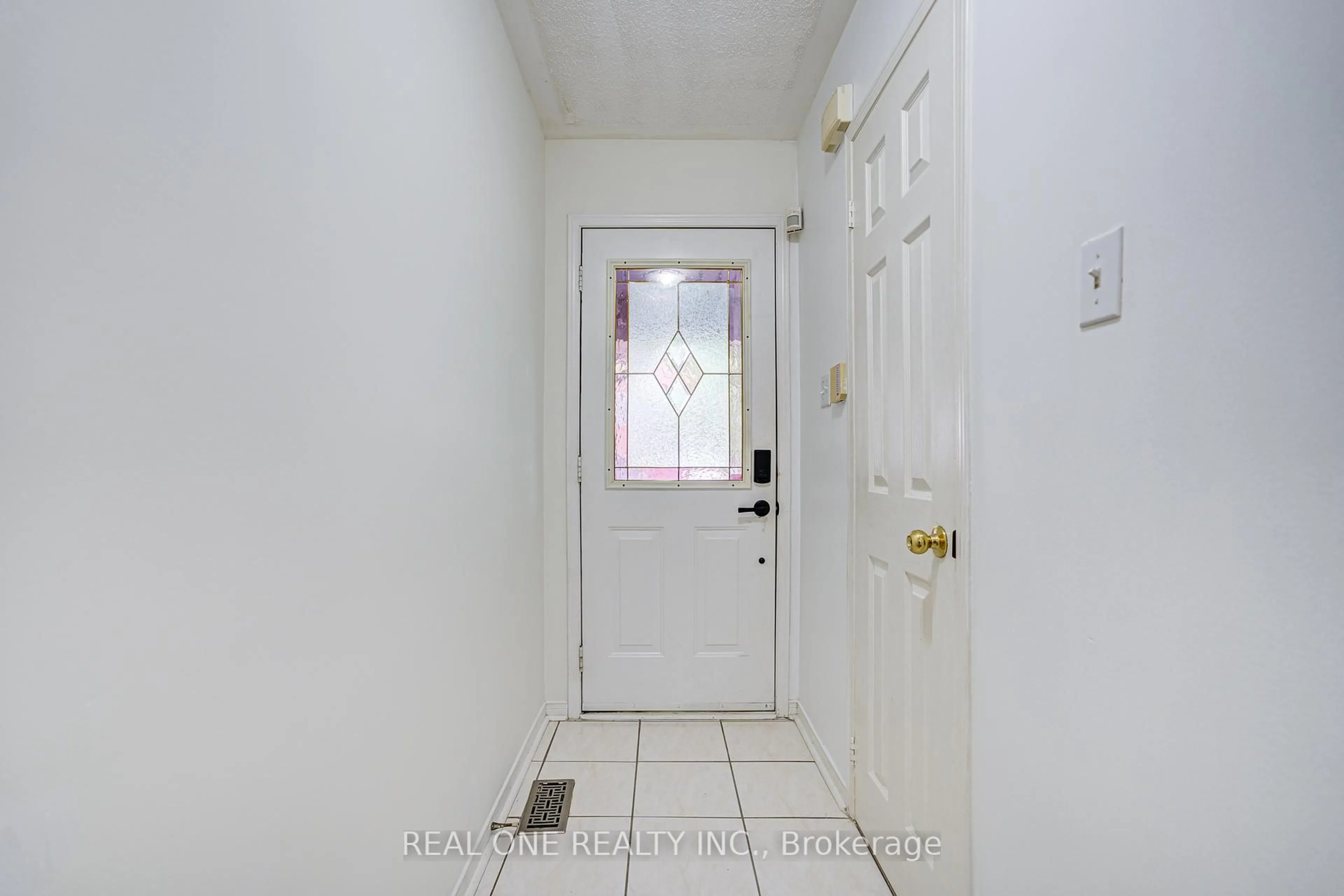 Indoor entryway for 2899 Westbury Crt, Mississauga Ontario L5M 6B2