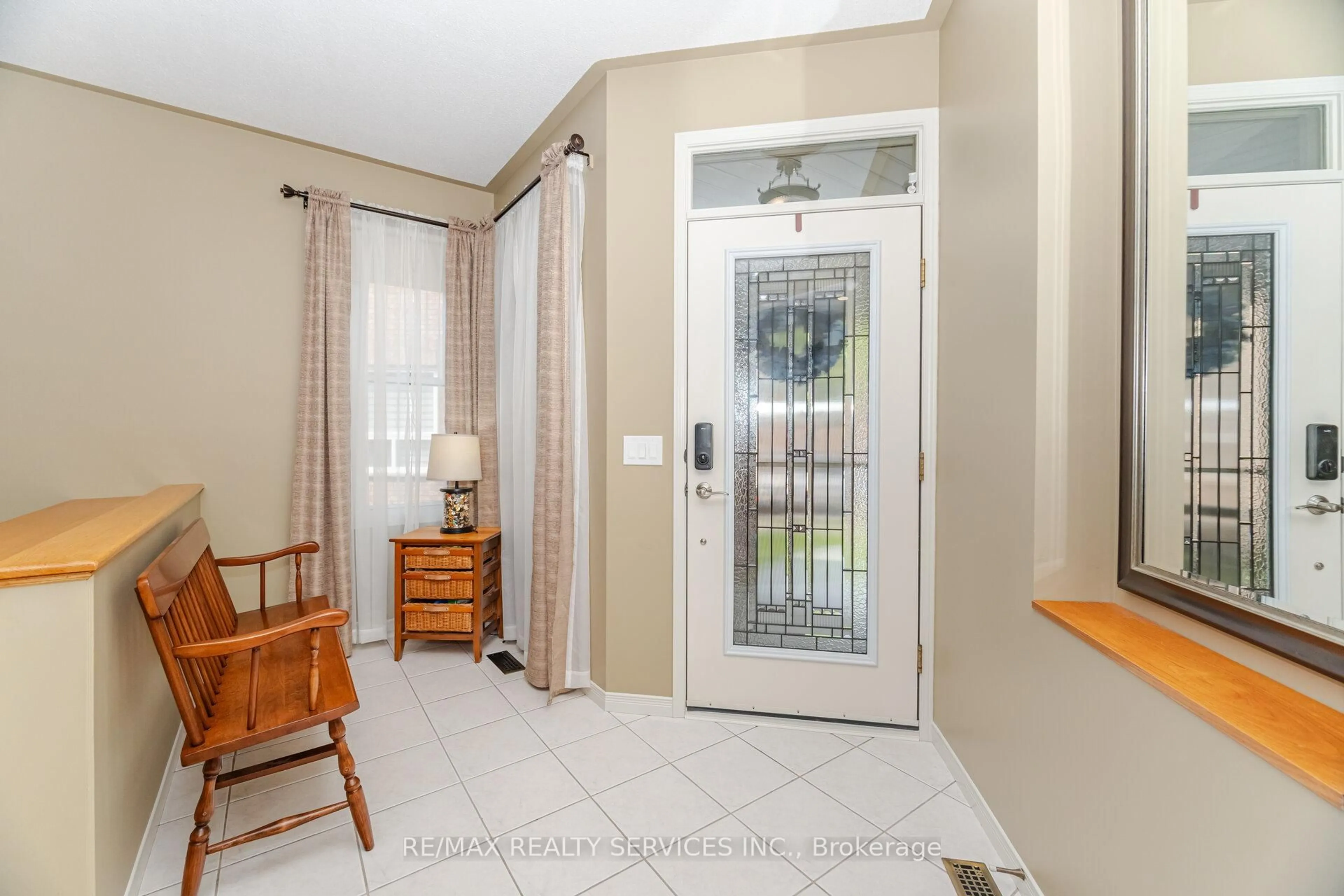 Indoor entryway for 8 Inwood Pl, Brampton Ontario L6R 1T2