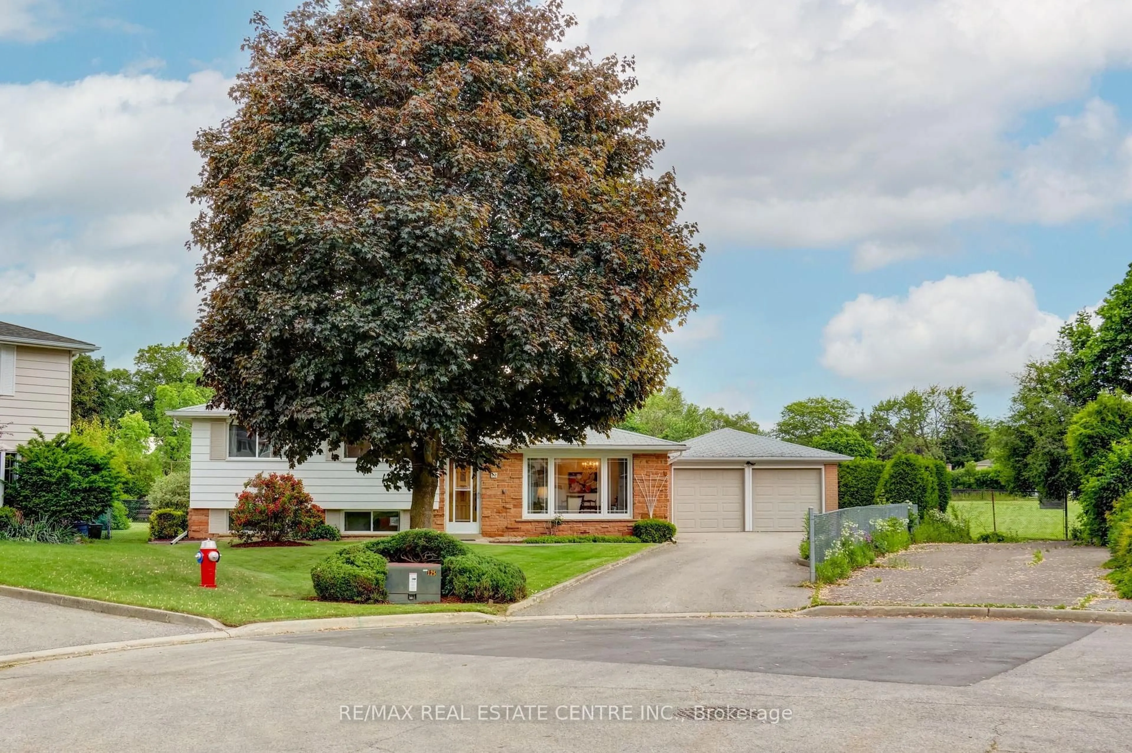 A pic from outside/outdoor area/front of a property/back of a property/a pic from drone, street for 22 Belfountain Crt, Brampton Ontario L6W 2N1
