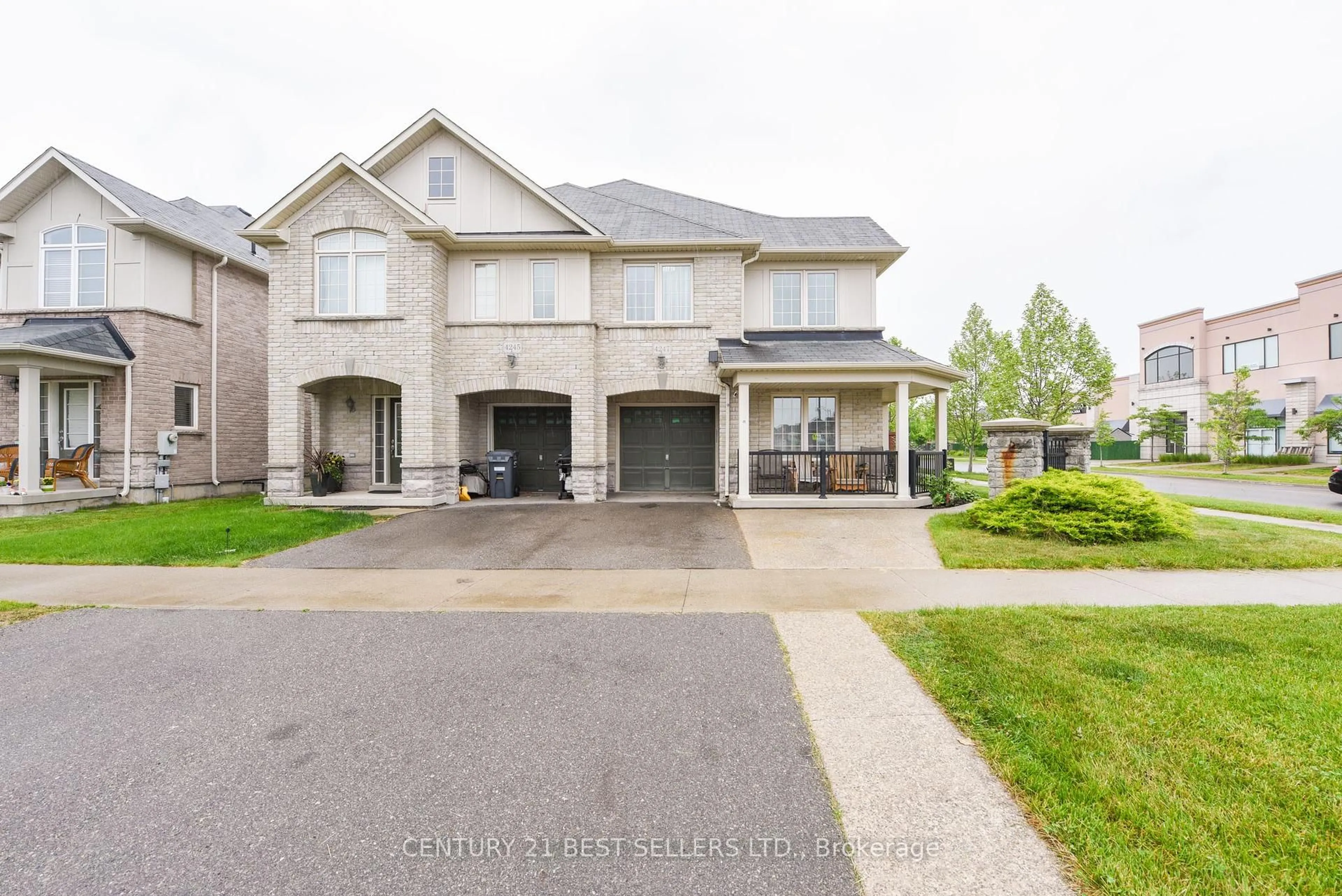 A pic from outside/outdoor area/front of a property/back of a property/a pic from drone, street for 4247 Thomas Alton Blvd, Burlington Ontario L7M 0N6