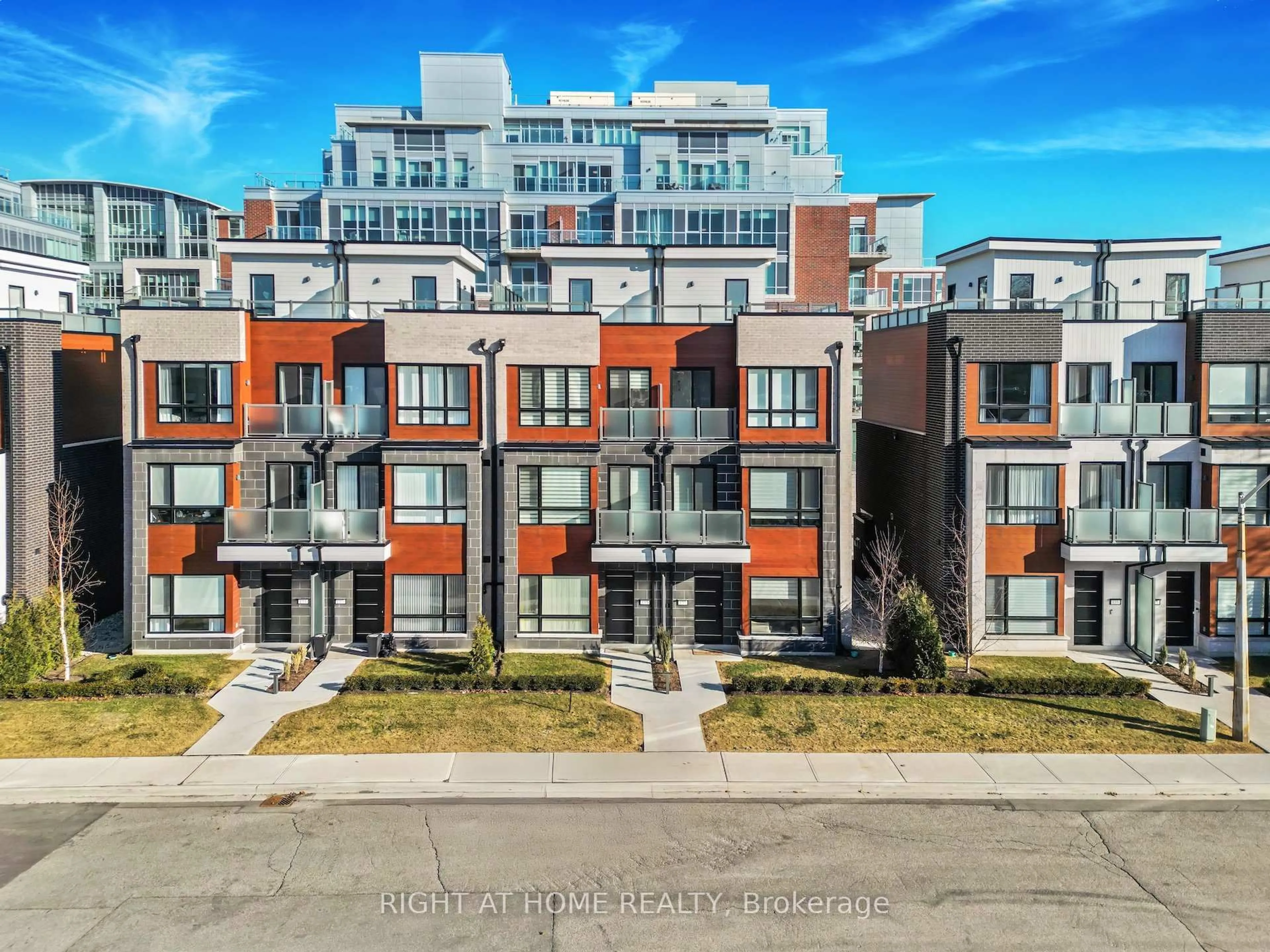 A pic from outside/outdoor area/front of a property/back of a property/a pic from drone, street for 135 High St, Mississauga Ontario L5H 1K4
