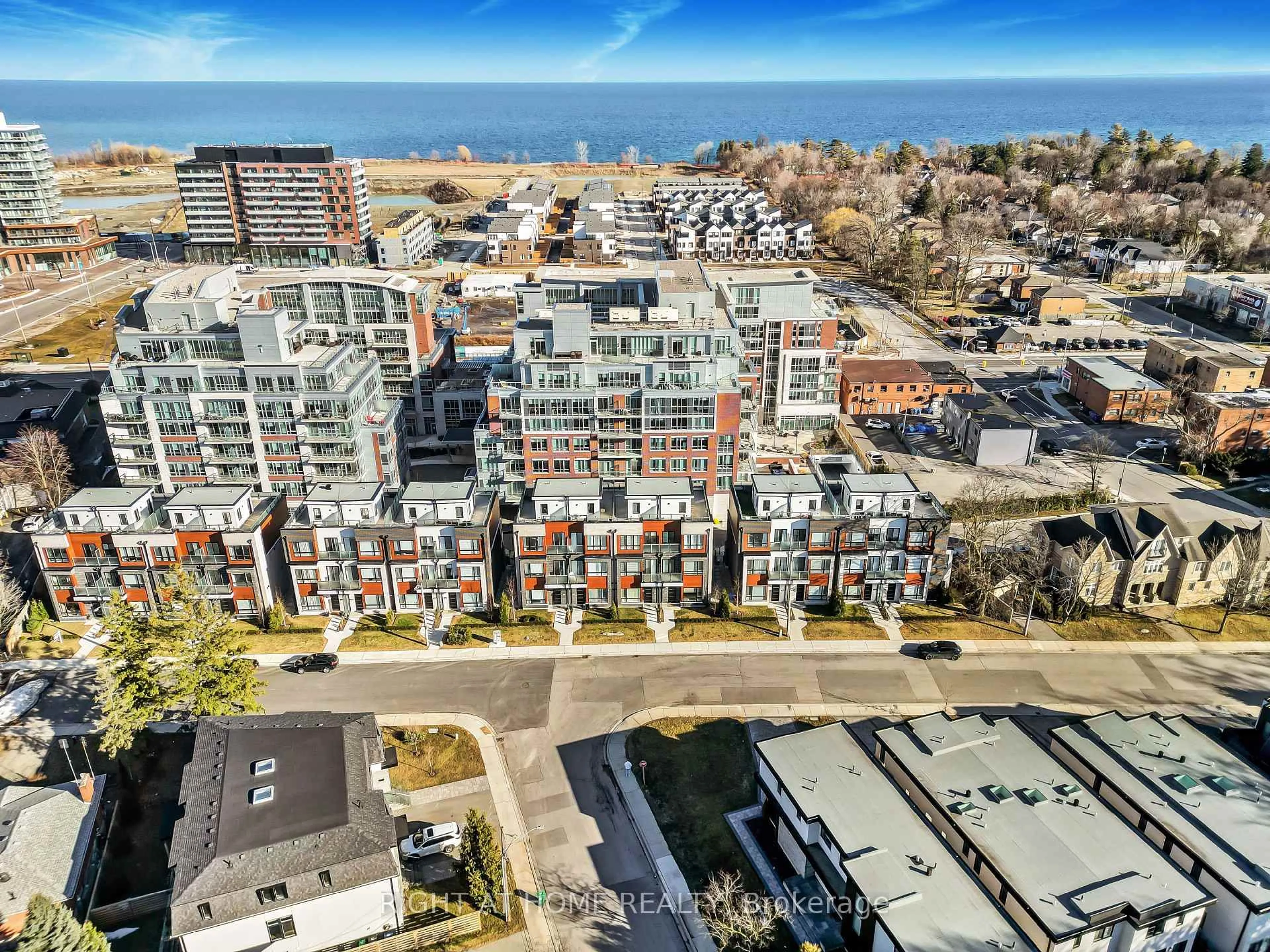 A pic from outside/outdoor area/front of a property/back of a property/a pic from drone, city buildings view from balcony for 135 High St, Mississauga Ontario L5H 1K4