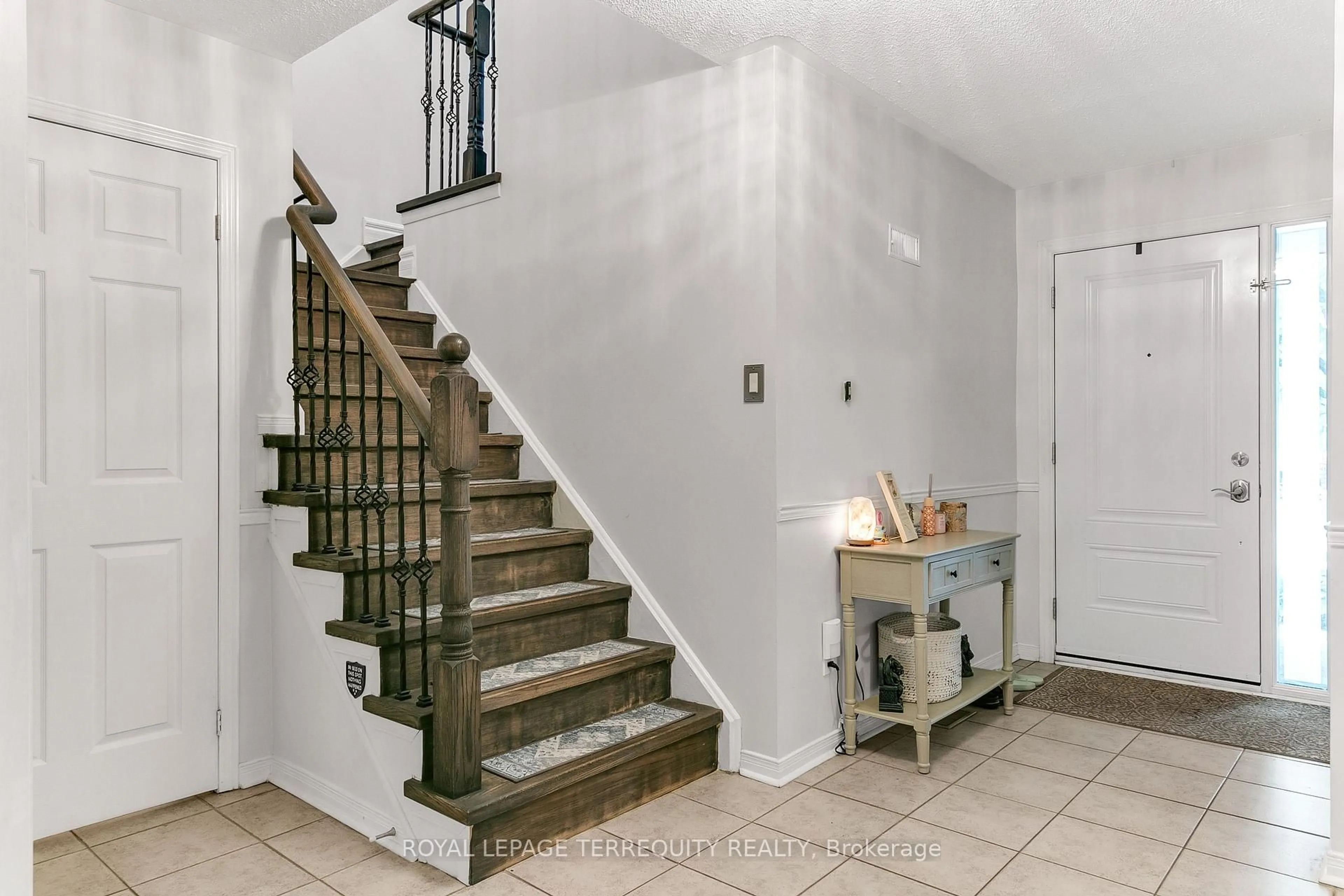 Unknown for 372 Queens Dr, Toronto Ontario M6L 1M5