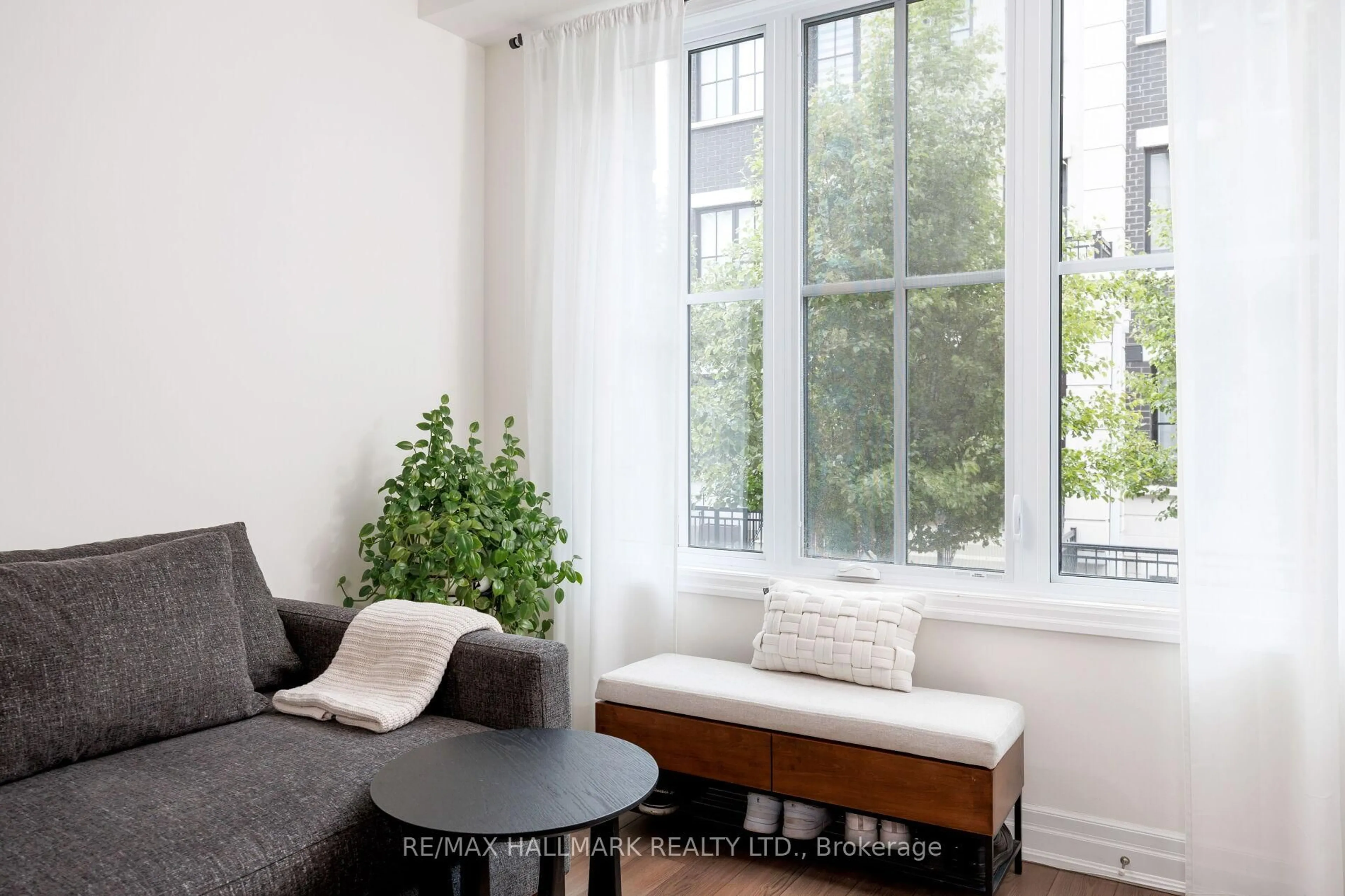 Living room with furniture, unknown for 665 Cricklewood Dr #724, Mississauga Ontario L5G 0B9
