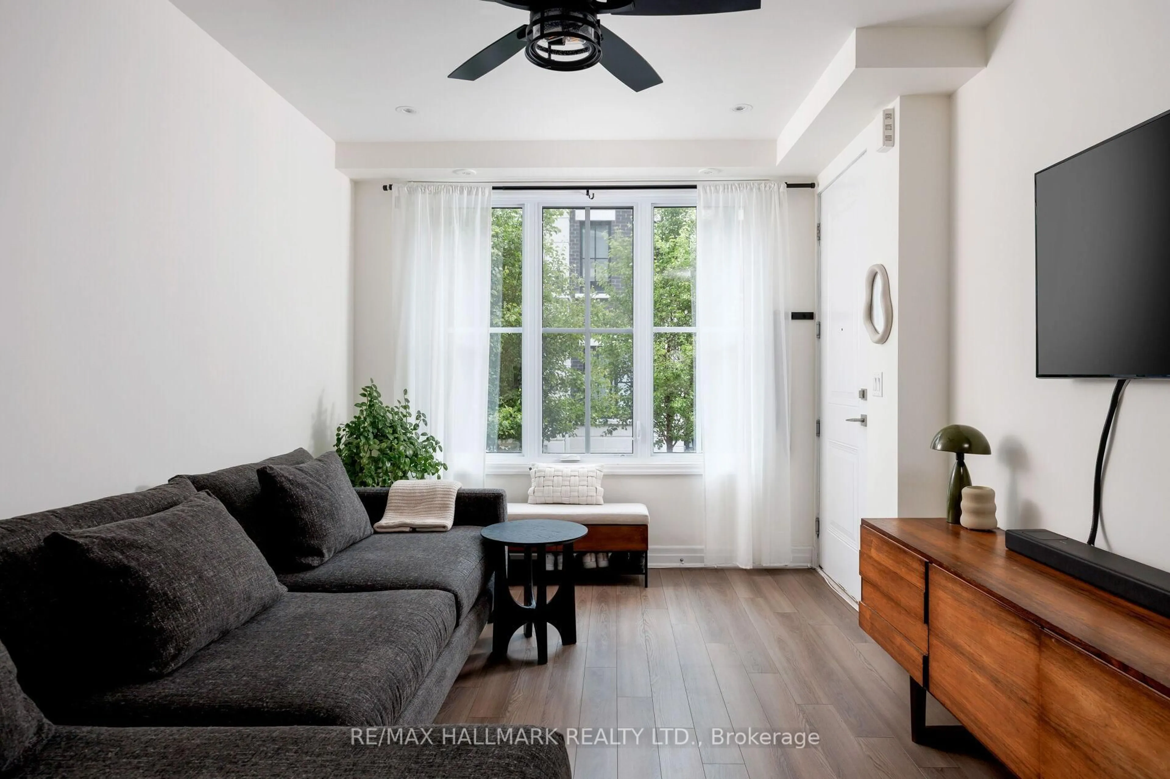 Living room with furniture, unknown for 665 Cricklewood Dr #724, Mississauga Ontario L5G 0B9