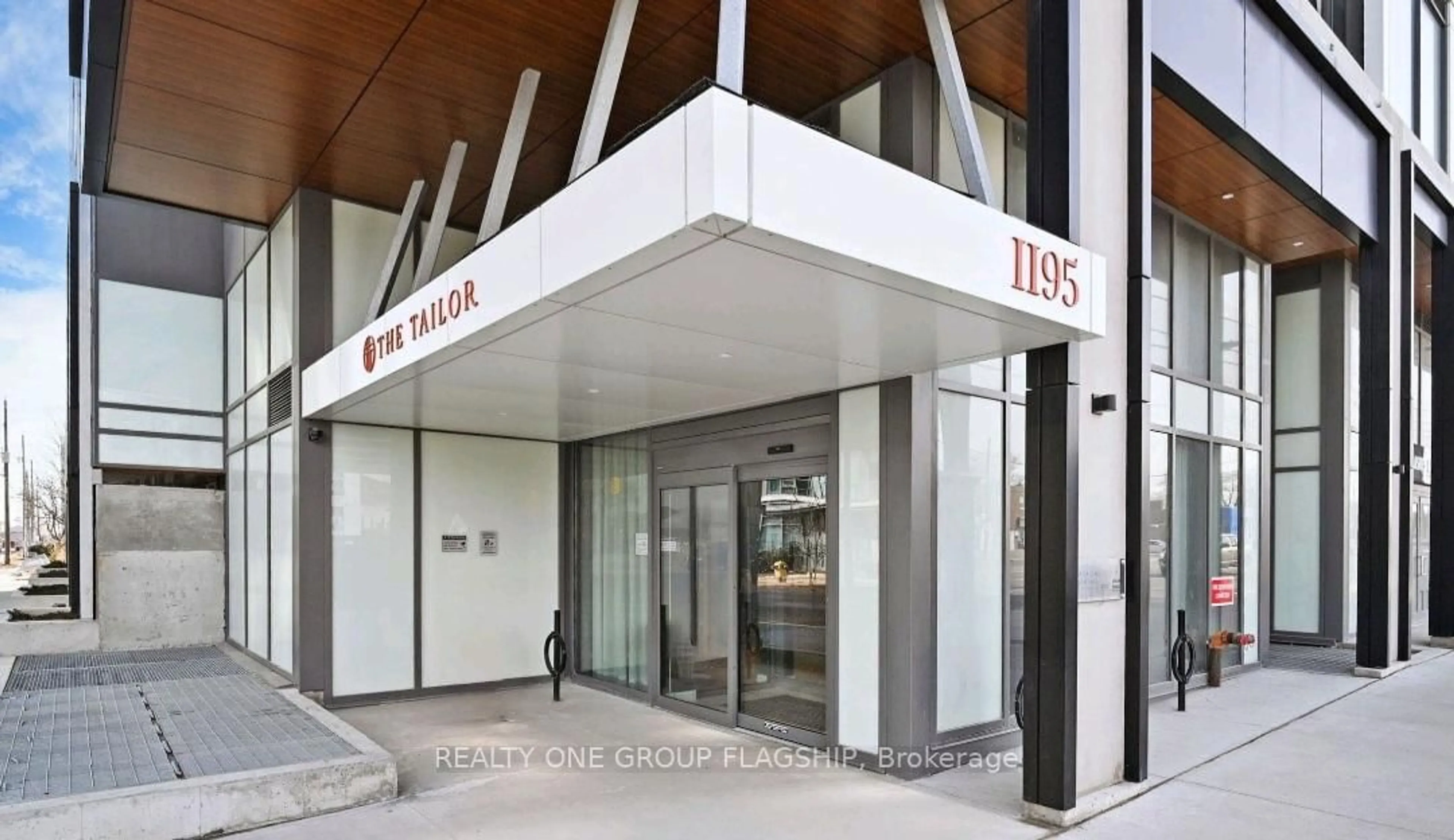 Indoor foyer for 1195 The Queensway Ave #414, Toronto Ontario M8Z 0H1