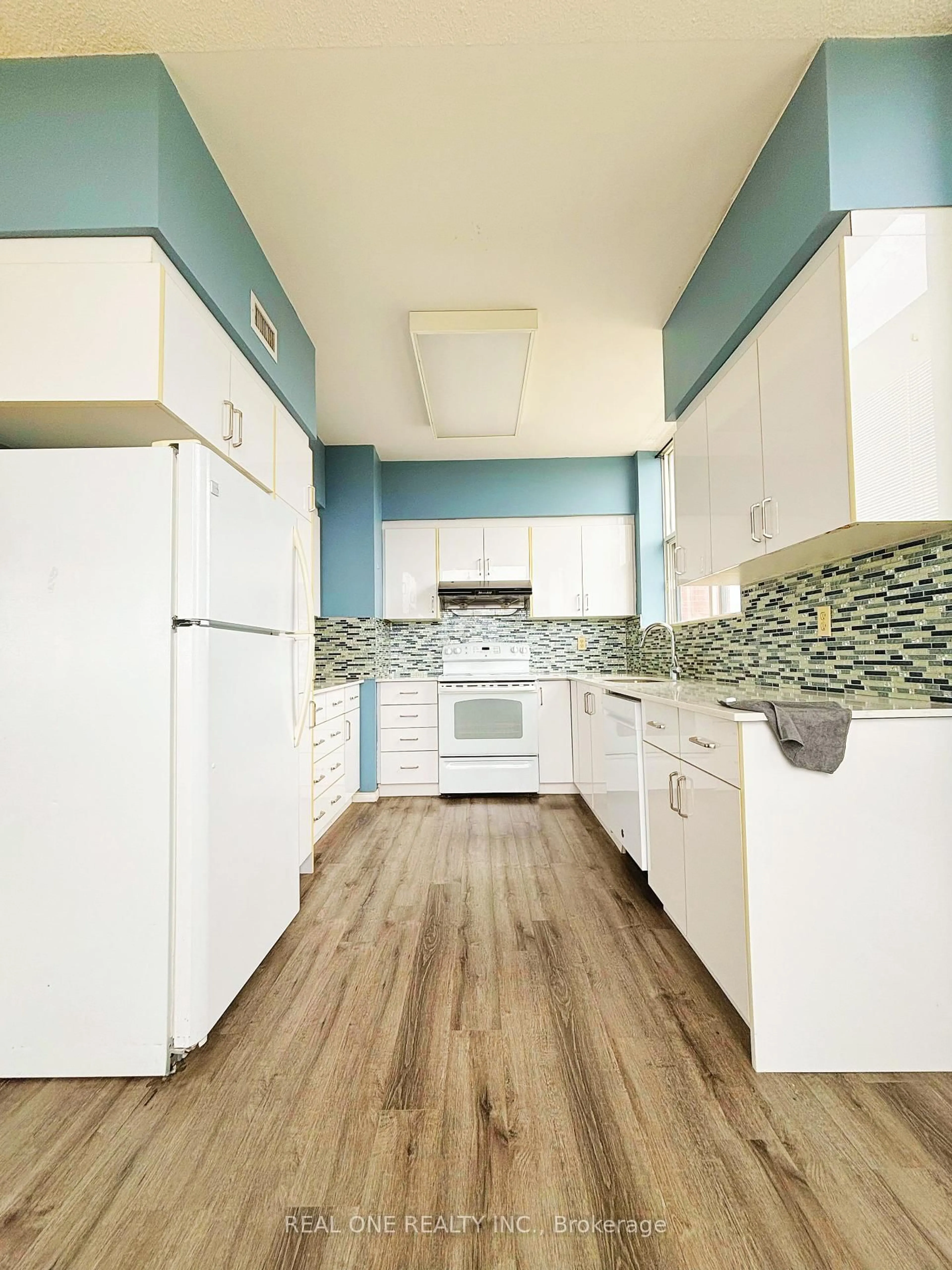 Standard kitchen, unknown for 2199 Sixth Line #405, Oakville Ontario L6H 5V3