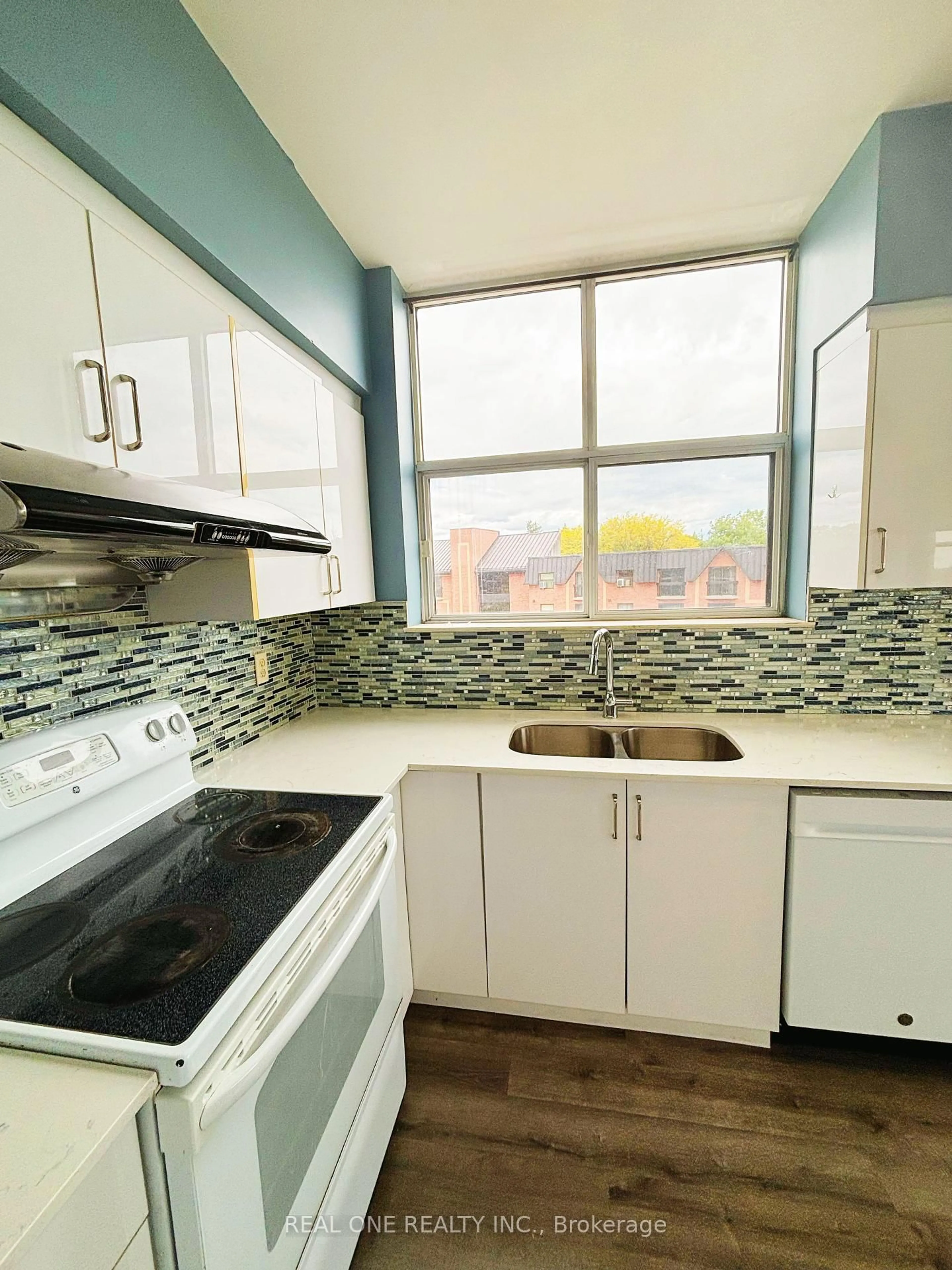 Standard kitchen, ceramic/tile floor for 2199 Sixth Line #405, Oakville Ontario L6H 5V3