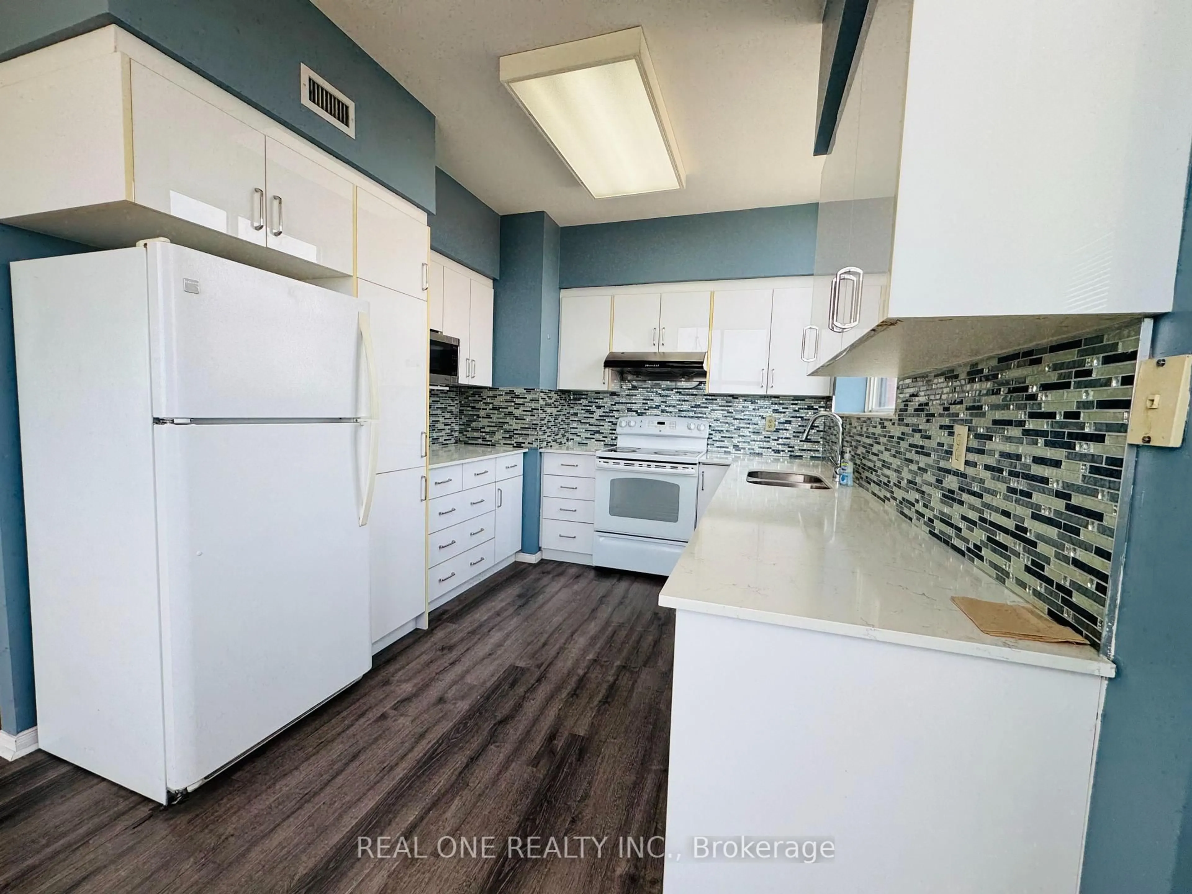 Standard kitchen, unknown for 2199 Sixth Line #405, Oakville Ontario L6H 5V3