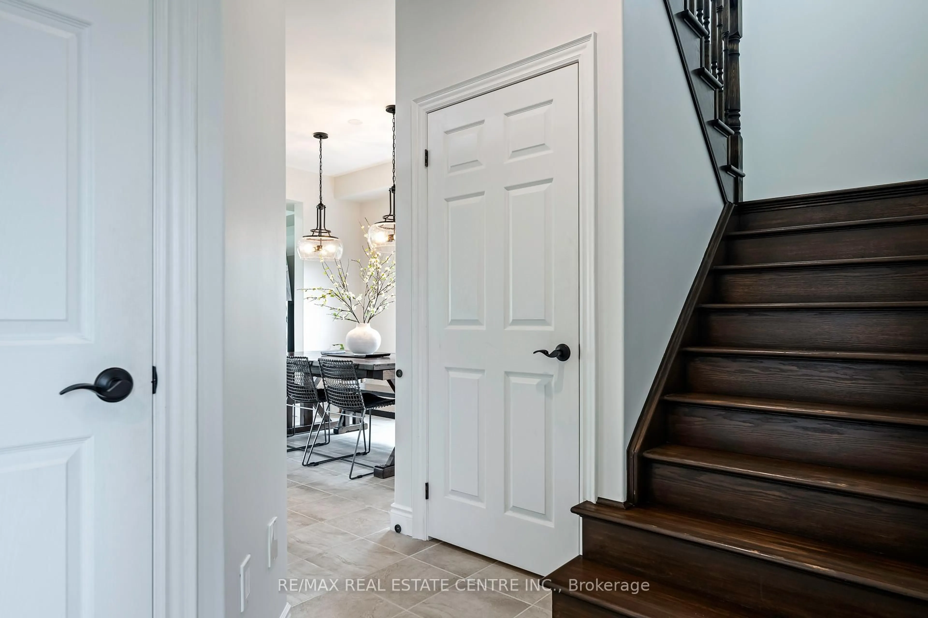Indoor entryway for 1 Wardlaw Ave, Orangeville Ontario L9W 6K1