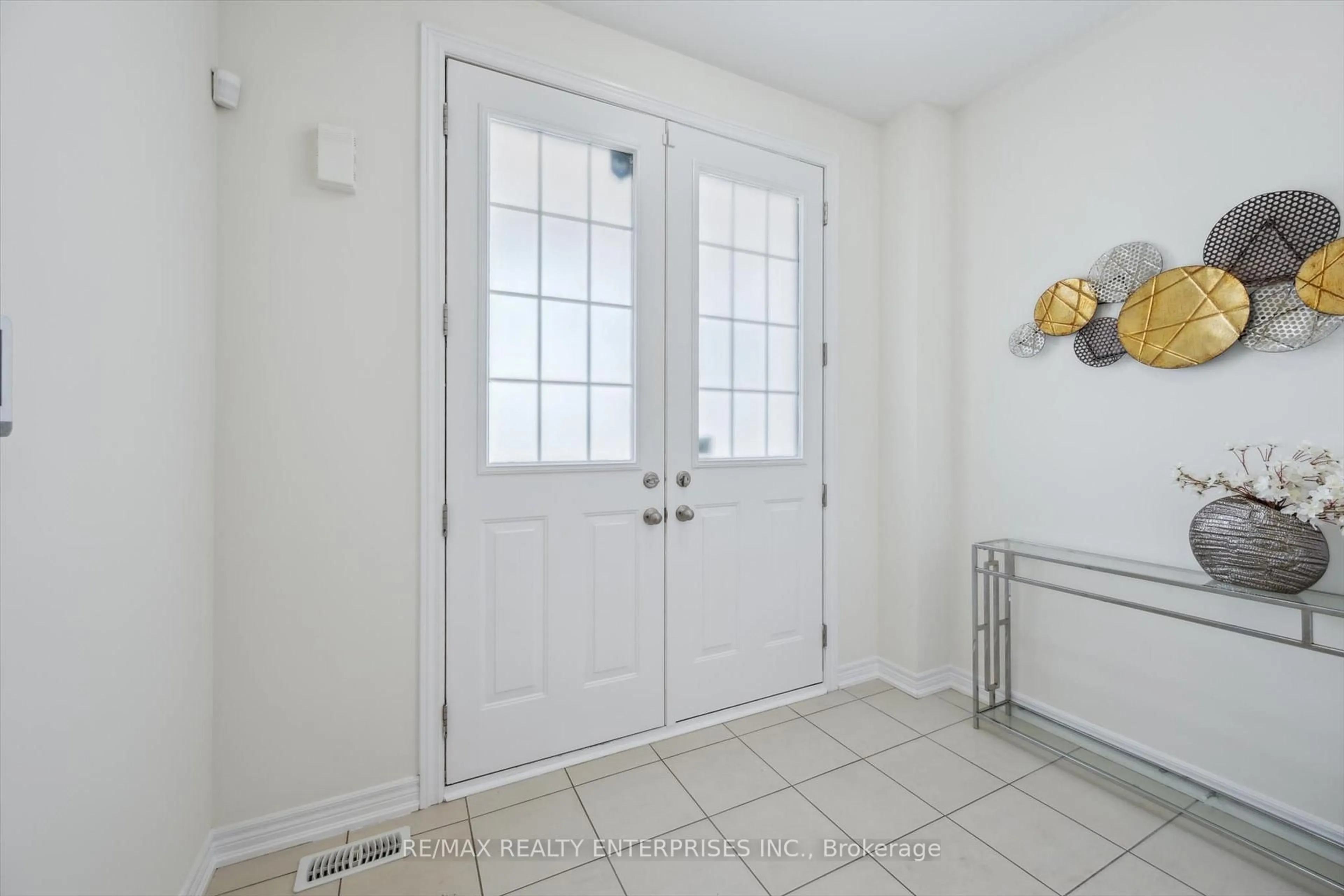 Indoor entryway for 46 Benhurst Cres, Brampton Ontario L7A 5A3