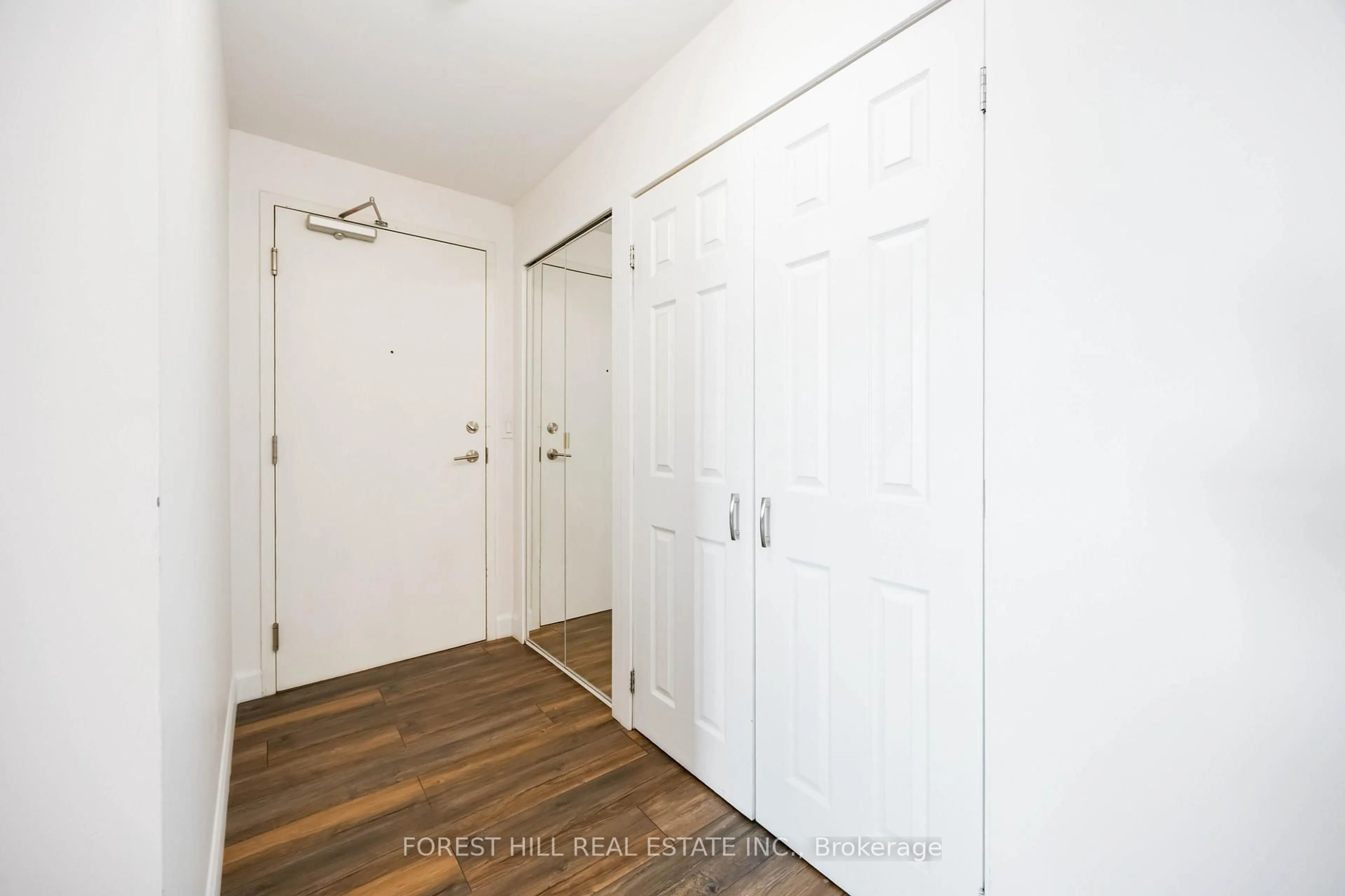 Indoor entryway for 812 Lansdowne Ave #405, Toronto Ontario M6H 4K5