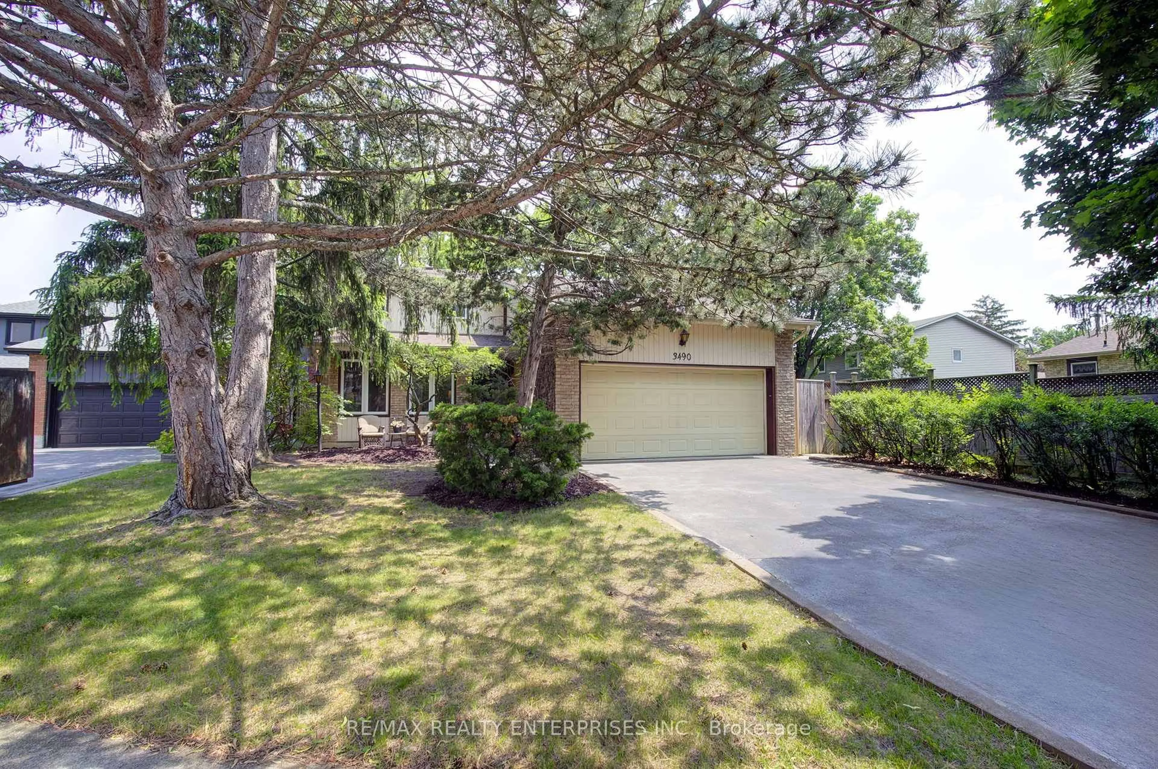 A pic from outside/outdoor area/front of a property/back of a property/a pic from drone, unknown for 3490 Pitch Pine Cres, Mississauga Ontario L5L 1P8