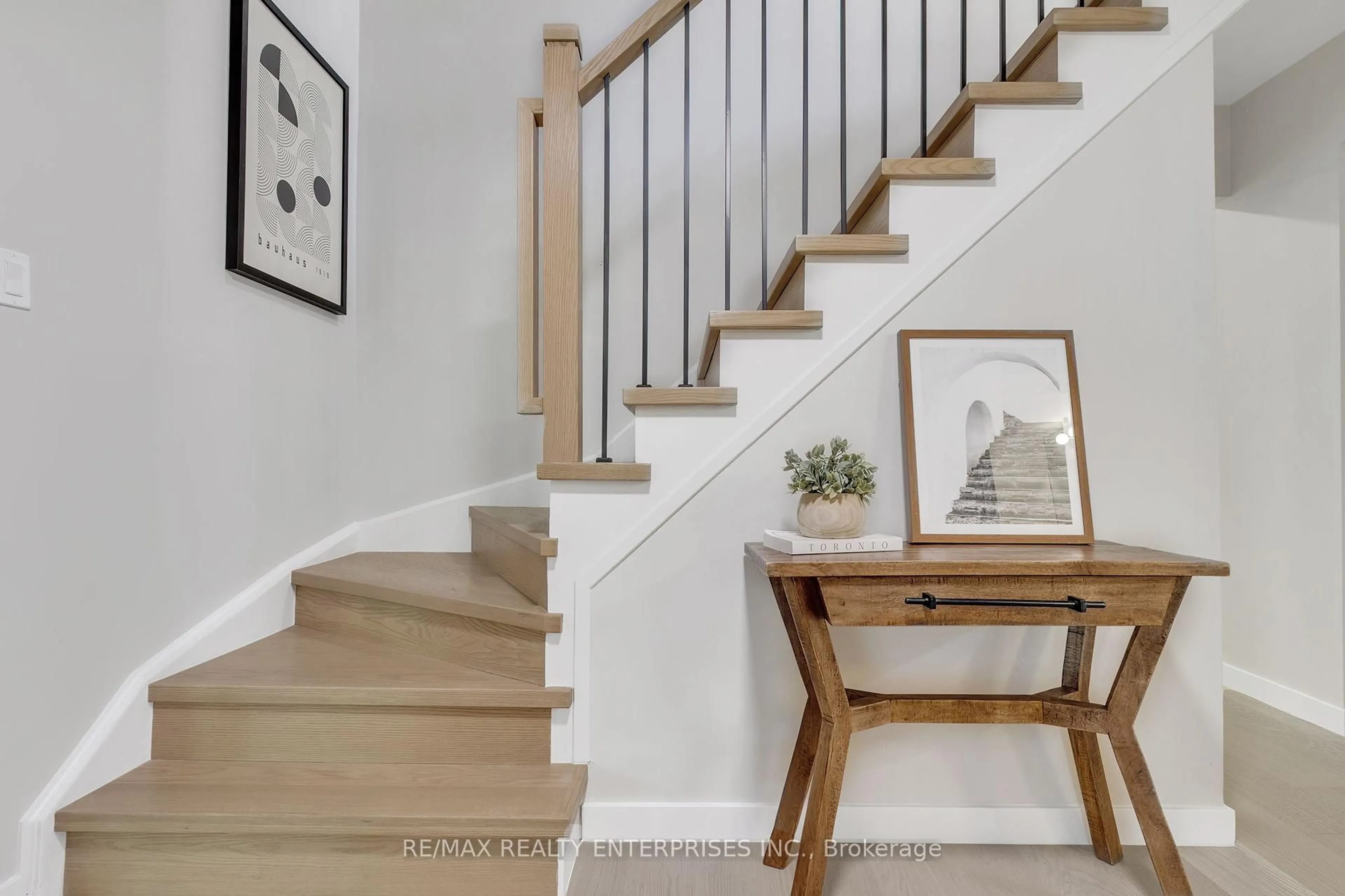 Stairs for 3490 Pitch Pine Cres, Mississauga Ontario L5L 1P8