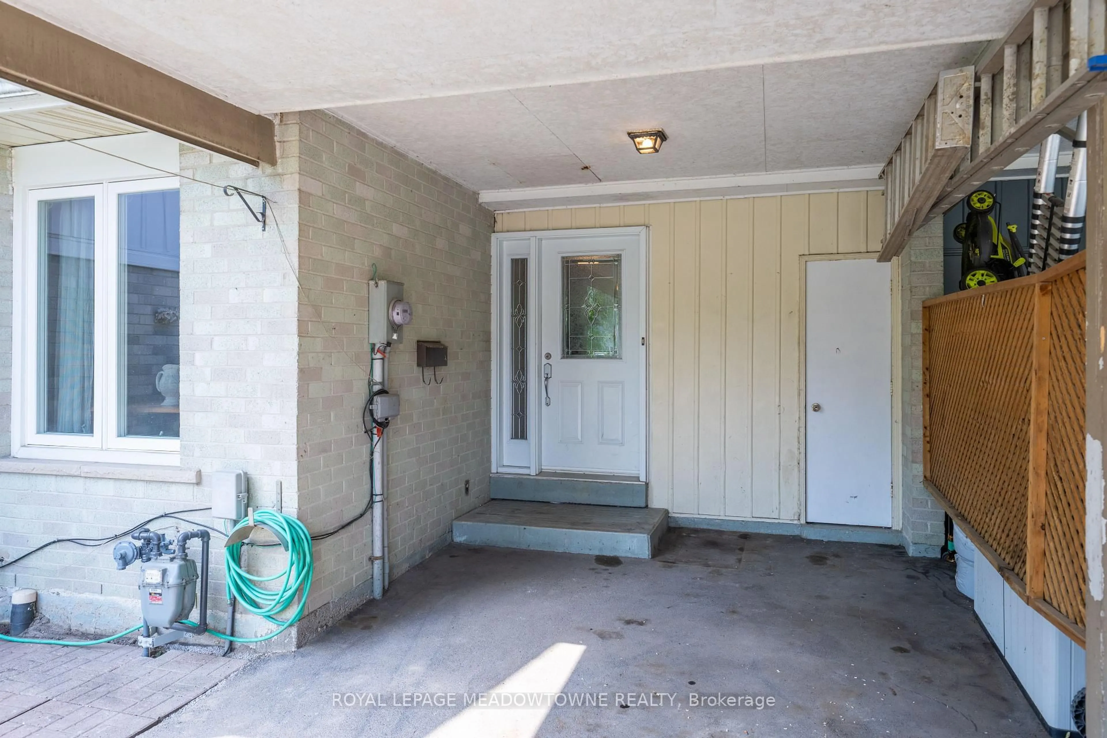Indoor entryway for 48 Elmvale Ave, Brampton Ontario L6Z 1A5