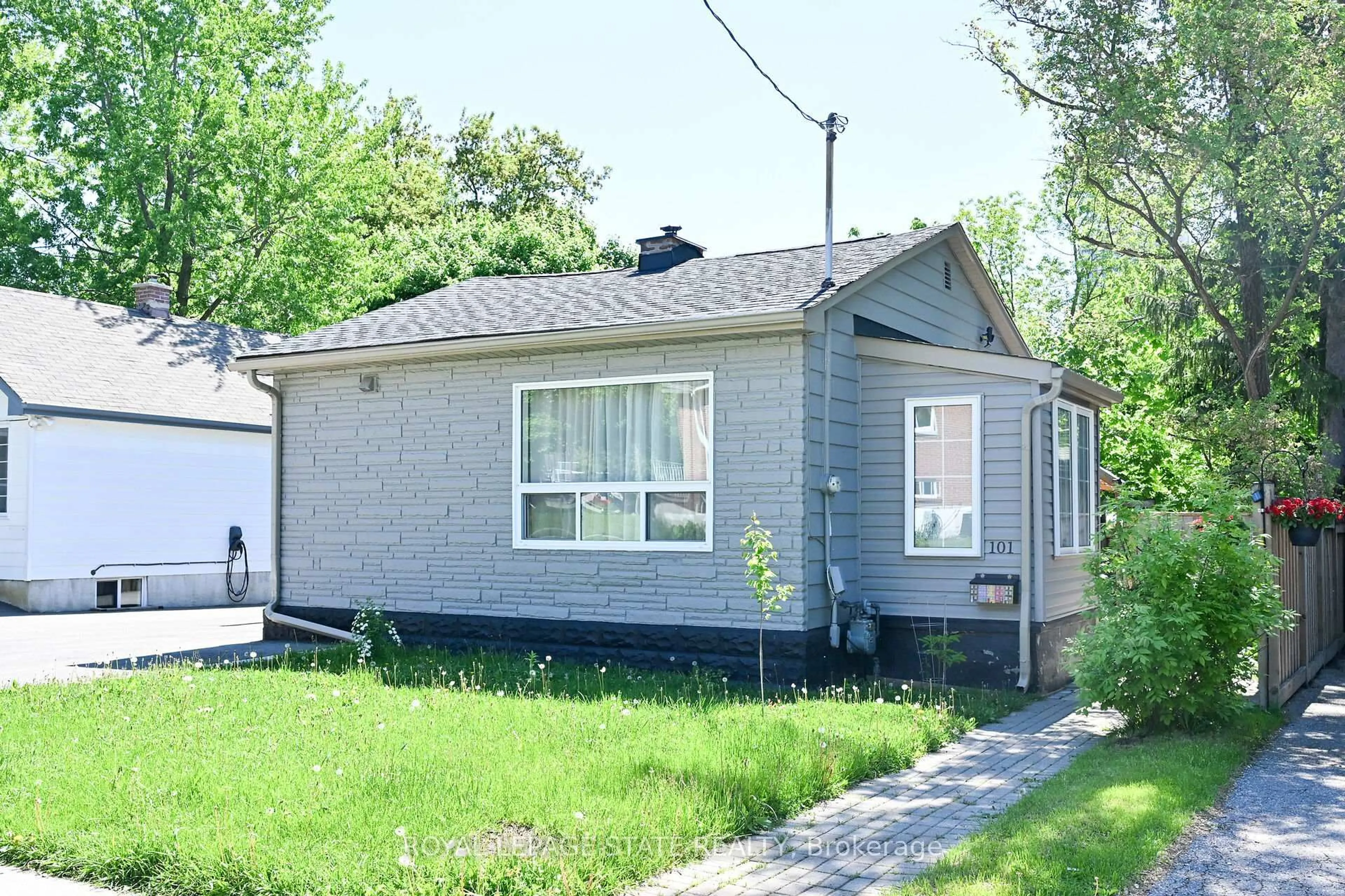 Home with vinyl exterior material, street for 101 Church St, Brampton Ontario L6V 1G7