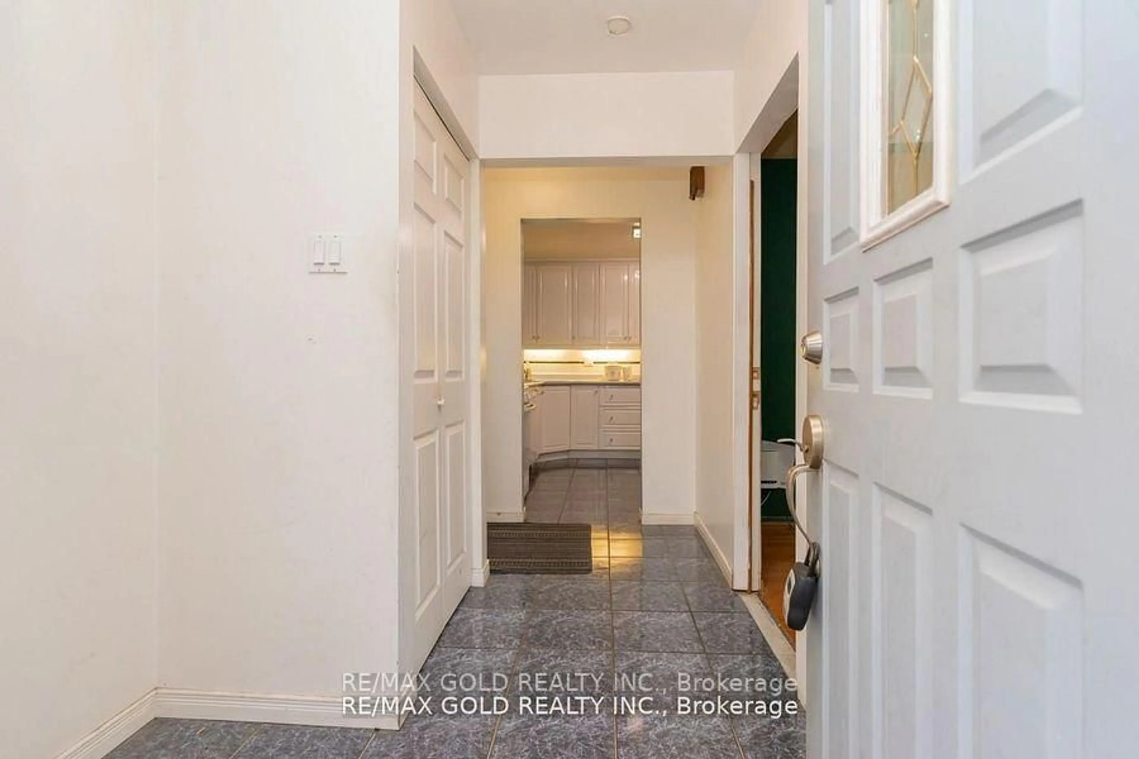 Indoor entryway for 10 Edenridge Dr, Brampton Ontario L6T 3B1