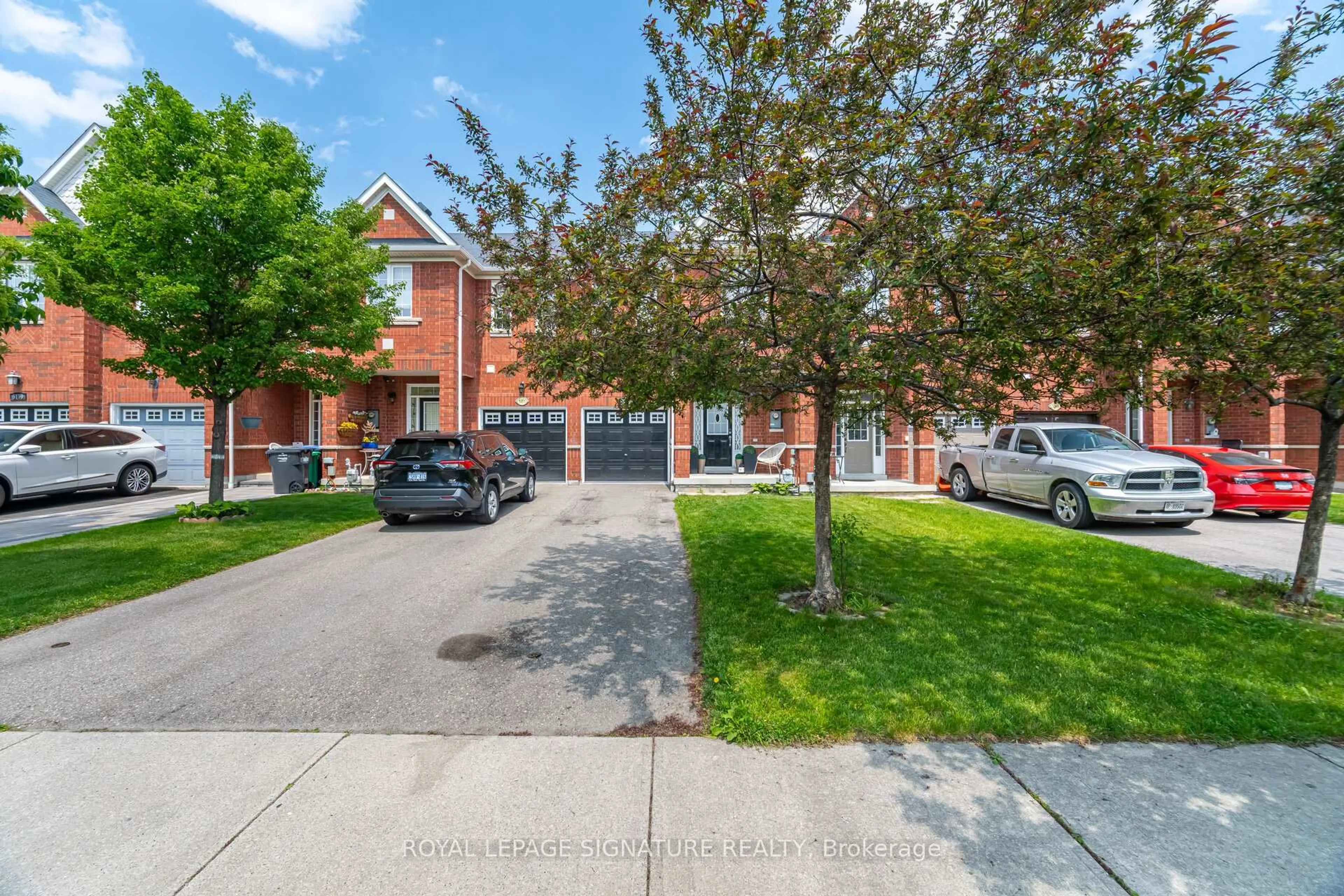 A pic from outside/outdoor area/front of a property/back of a property/a pic from drone, street for 5153 Angel Stone Dr, Mississauga Ontario L5M 0L5
