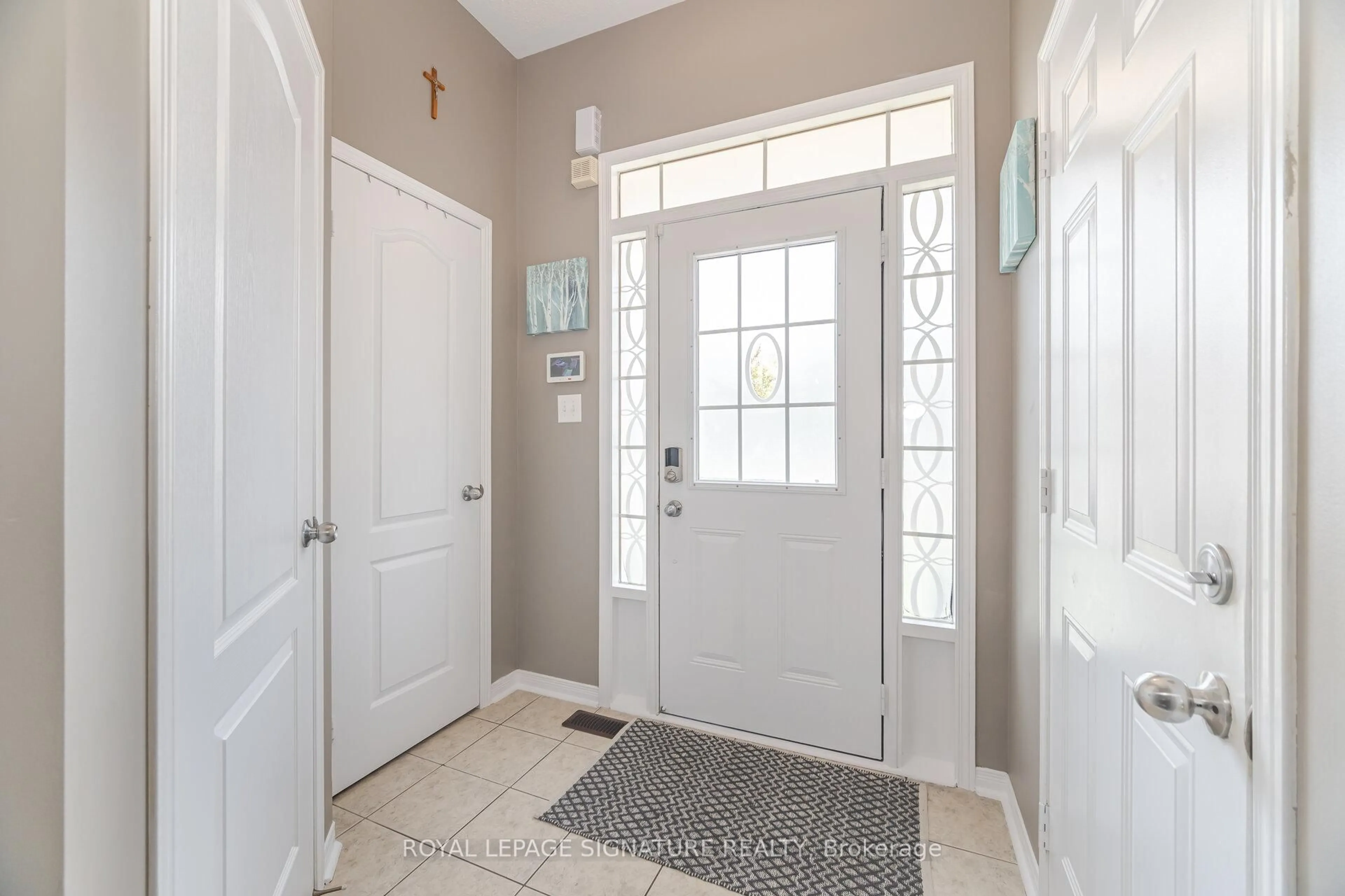 Indoor entryway for 5153 Angel Stone Dr, Mississauga Ontario L5M 0L5