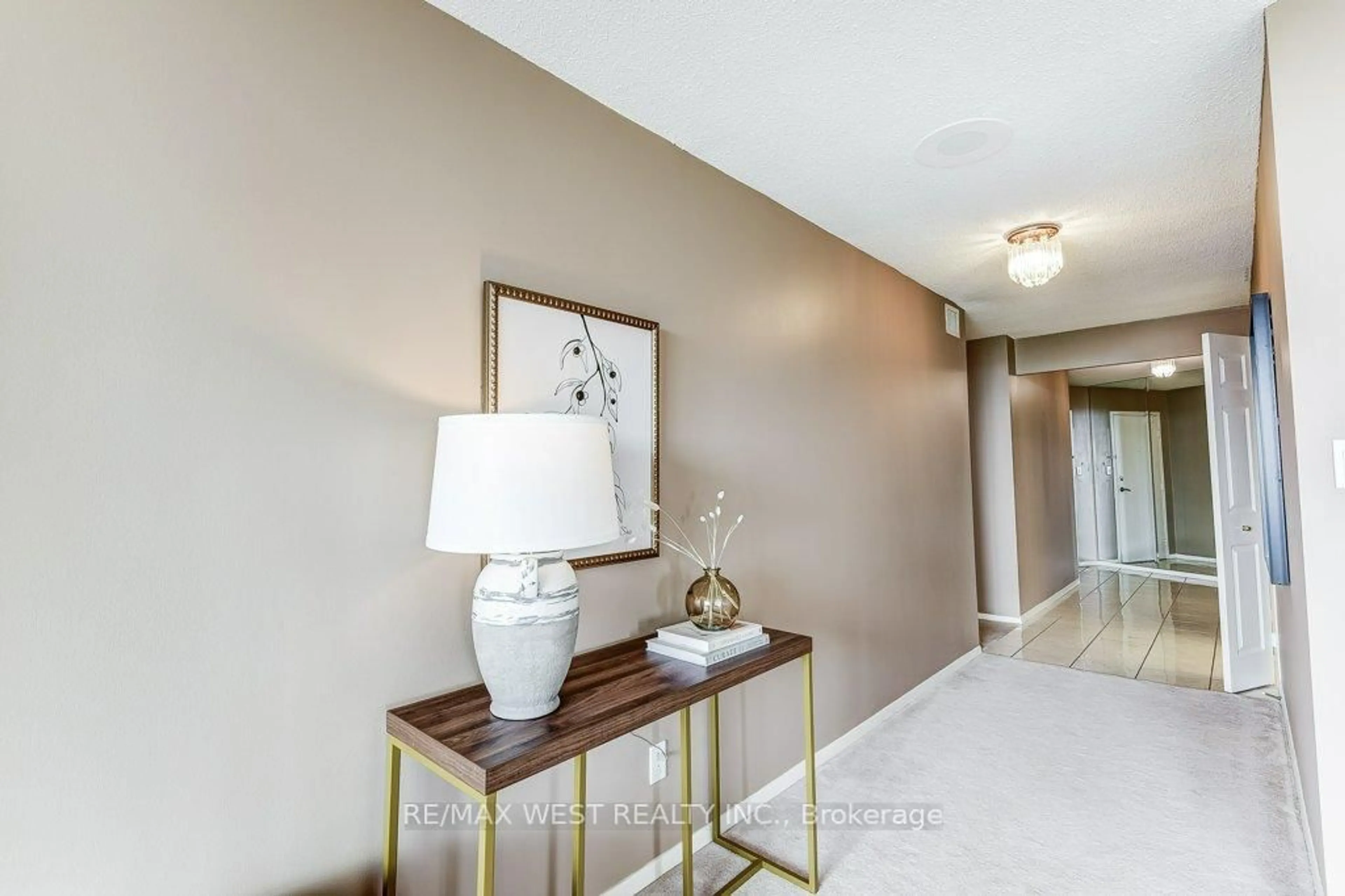 Indoor entryway for 2000 Islington Ave #1707, Toronto Ontario M9P 3S7