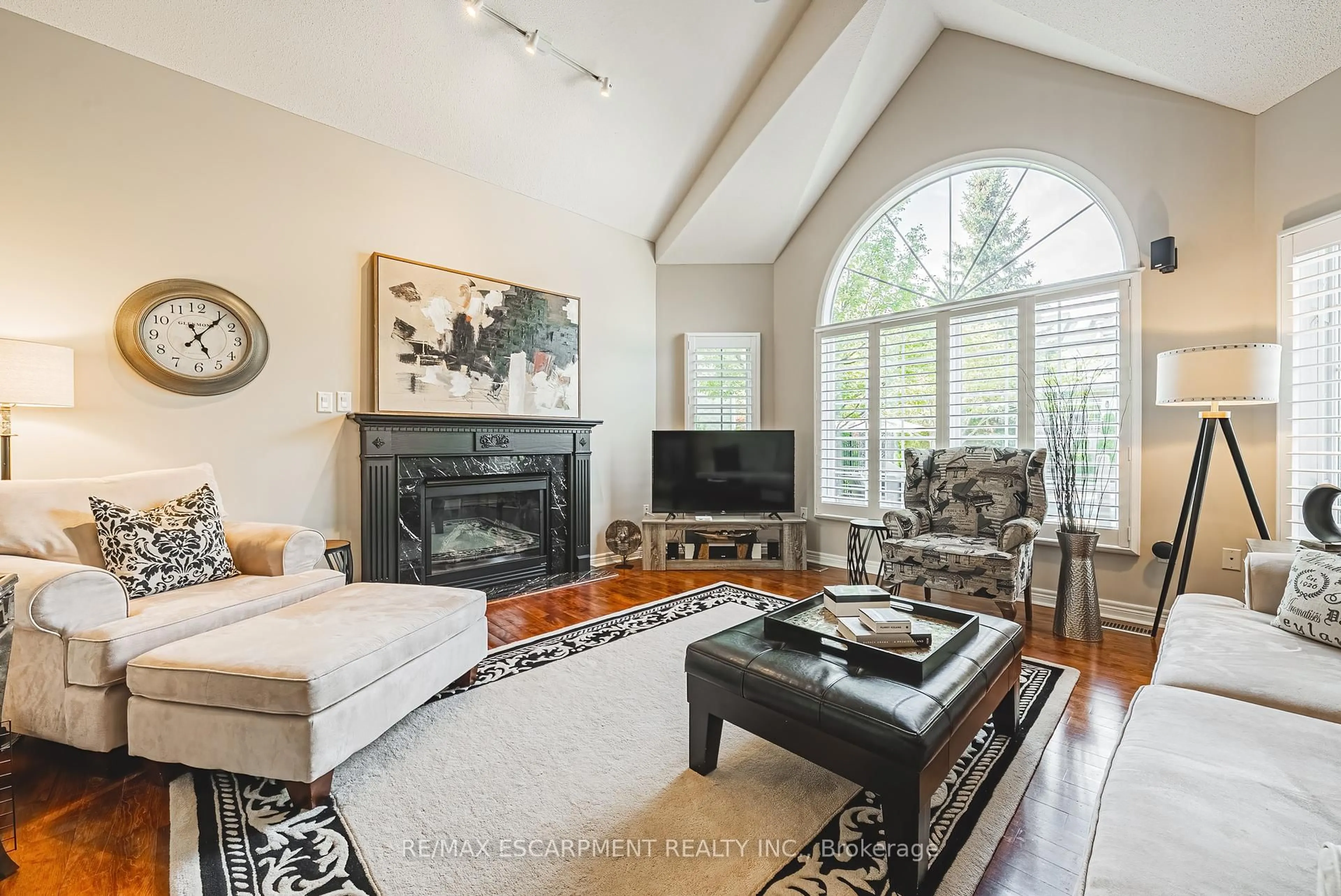 Living room with furniture, unknown for 4346 Millcroft Park Dr, Burlington Ontario L7M 4R1