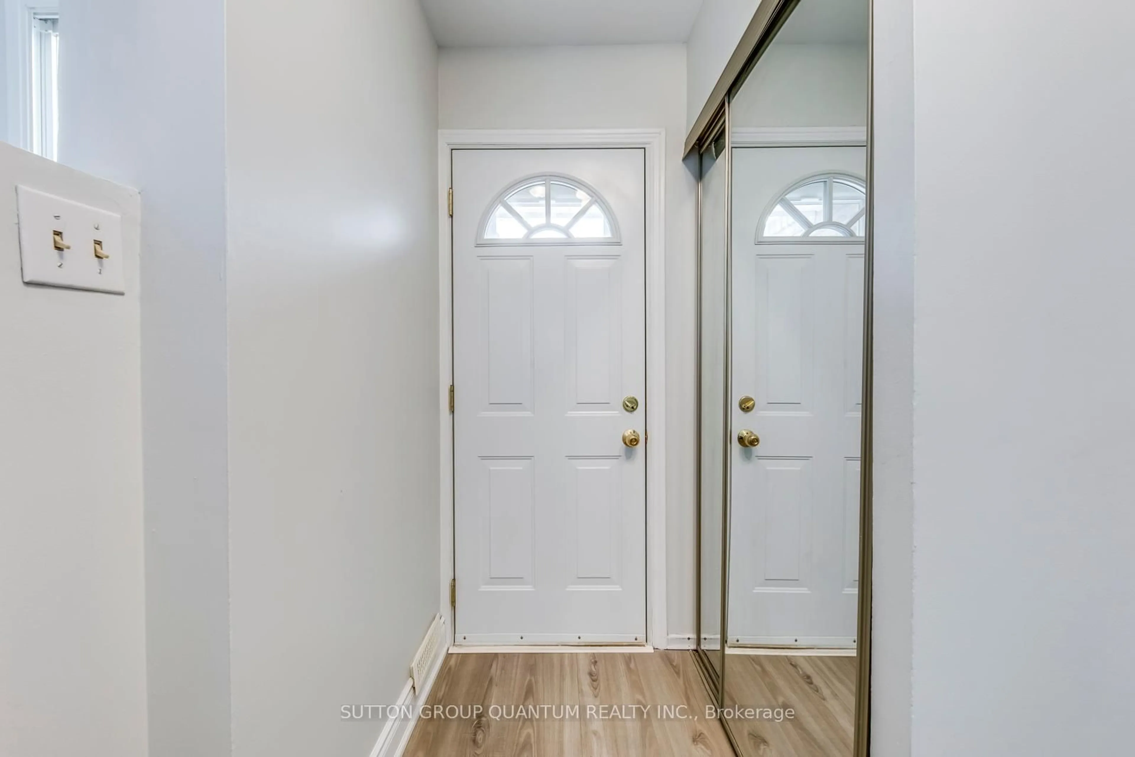 Indoor entryway for 1221 Dundix Rd #89, Mississauga Ontario L4Y 3Y9