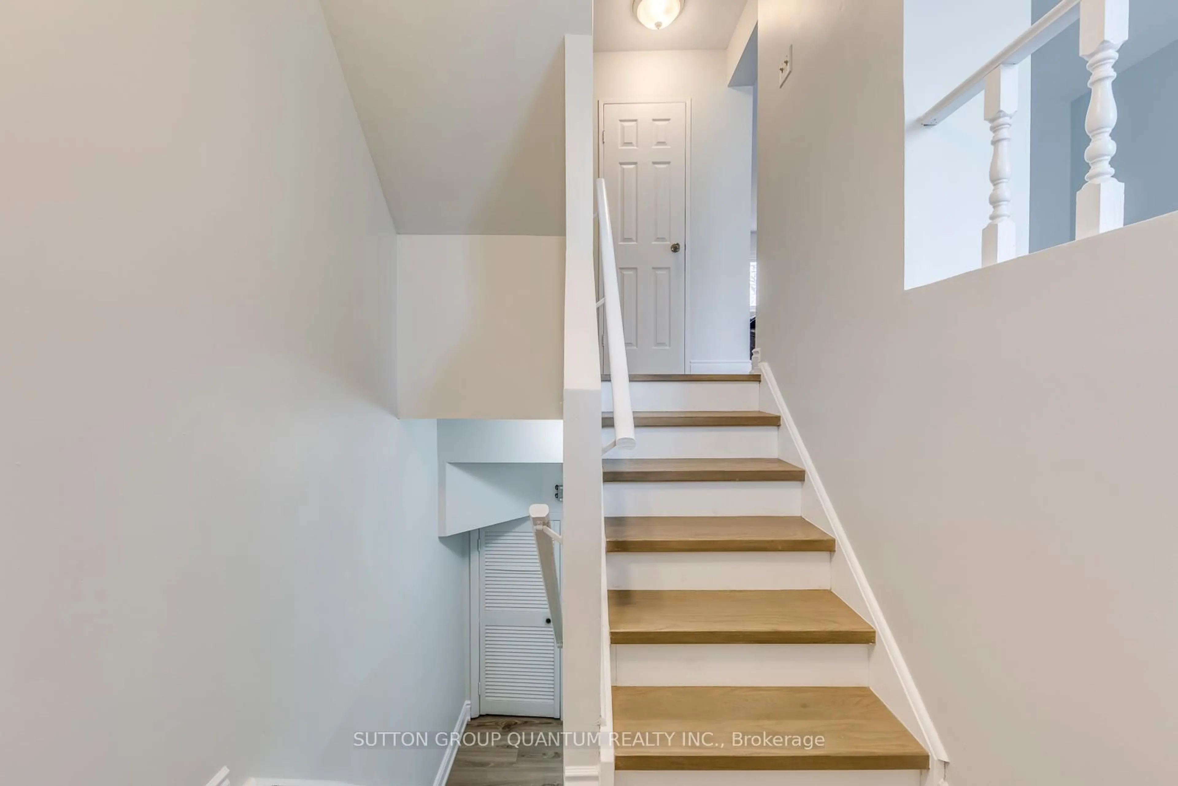 Stairs for 1221 Dundix Rd #89, Mississauga Ontario L4Y 3Y9