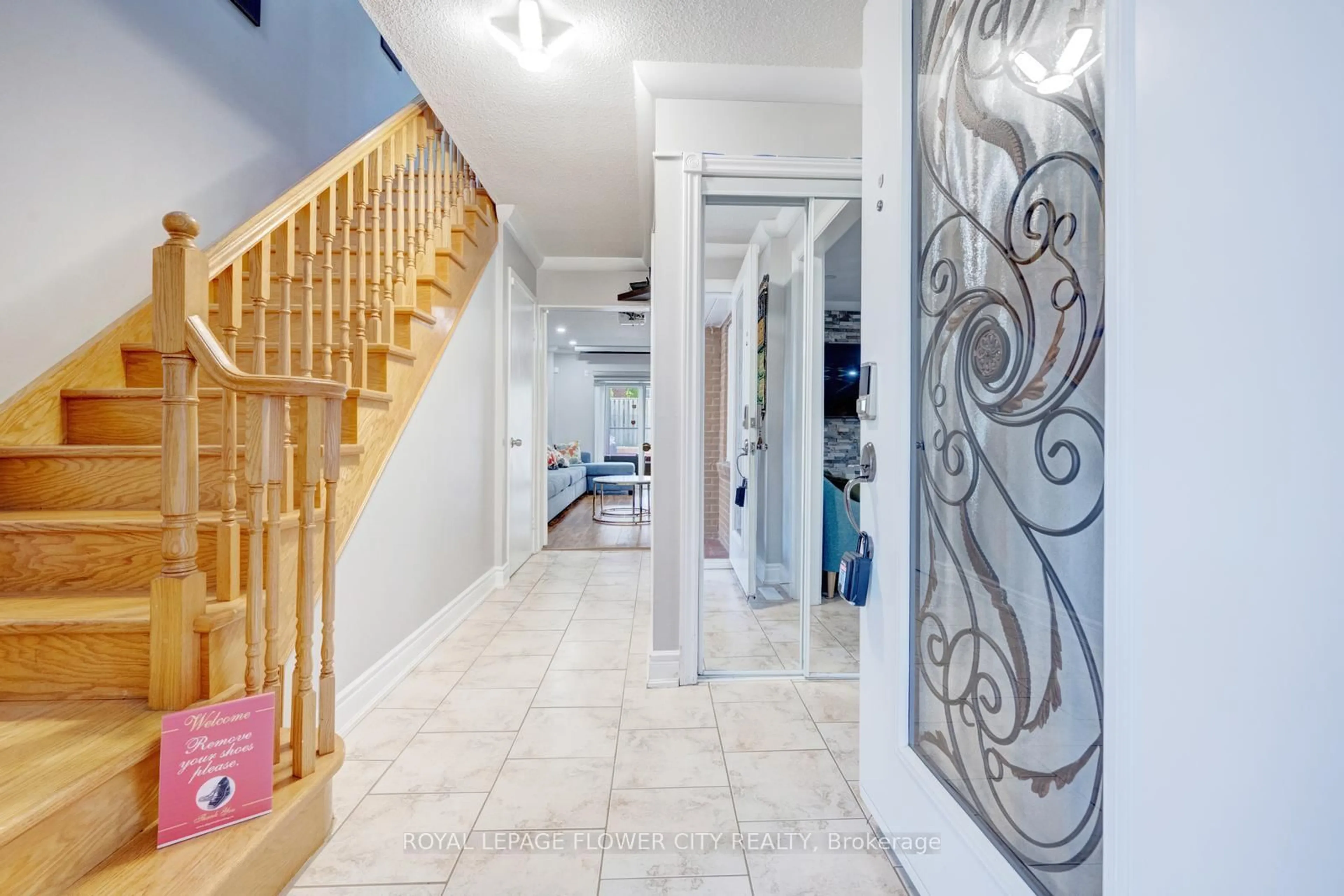 Indoor foyer for 27 Denlow Dr, Brampton Ontario L6Y 2L3