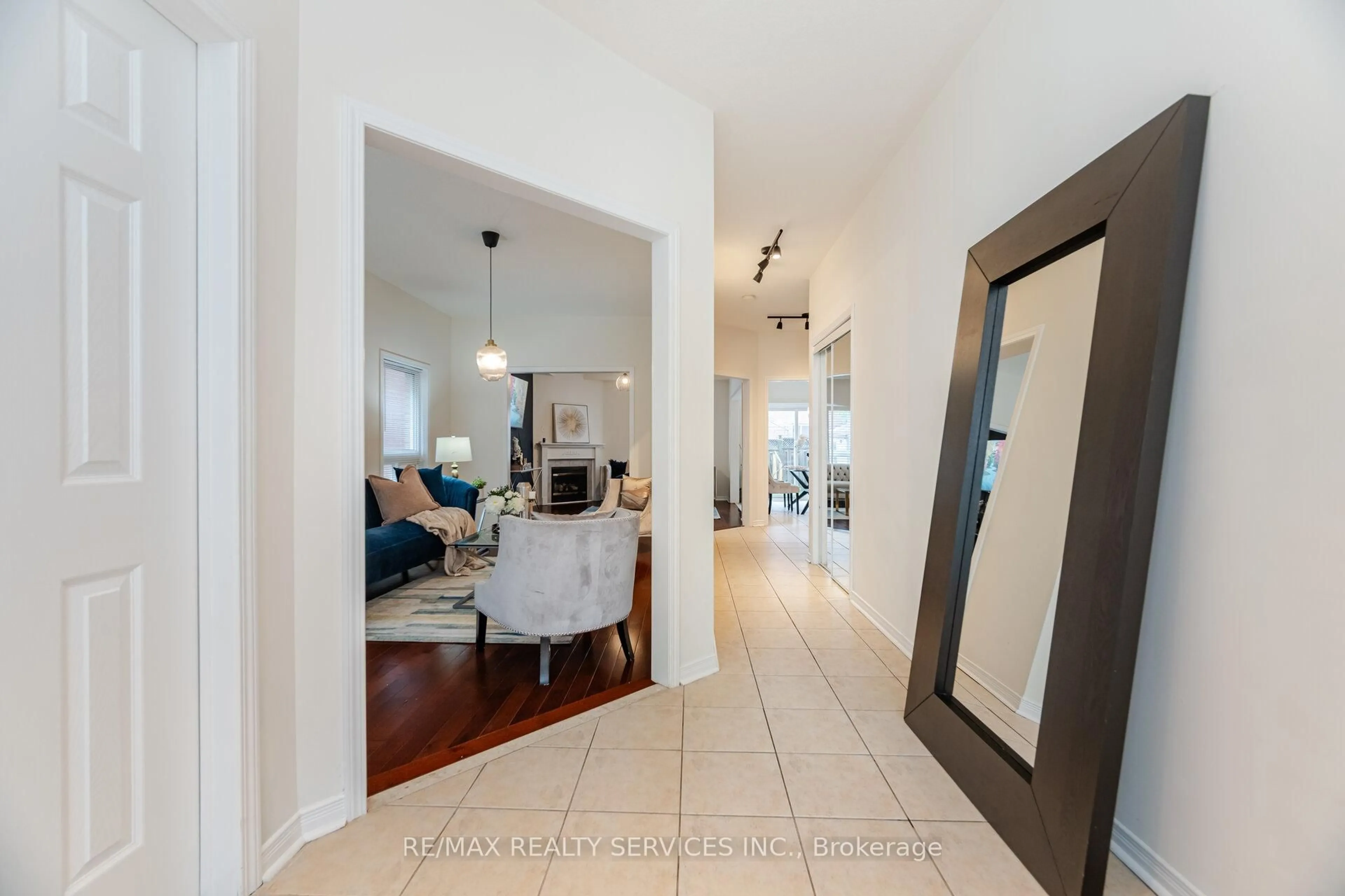 Indoor entryway for 77 Milkweed Cres, Brampton Ontario L7A 2G5