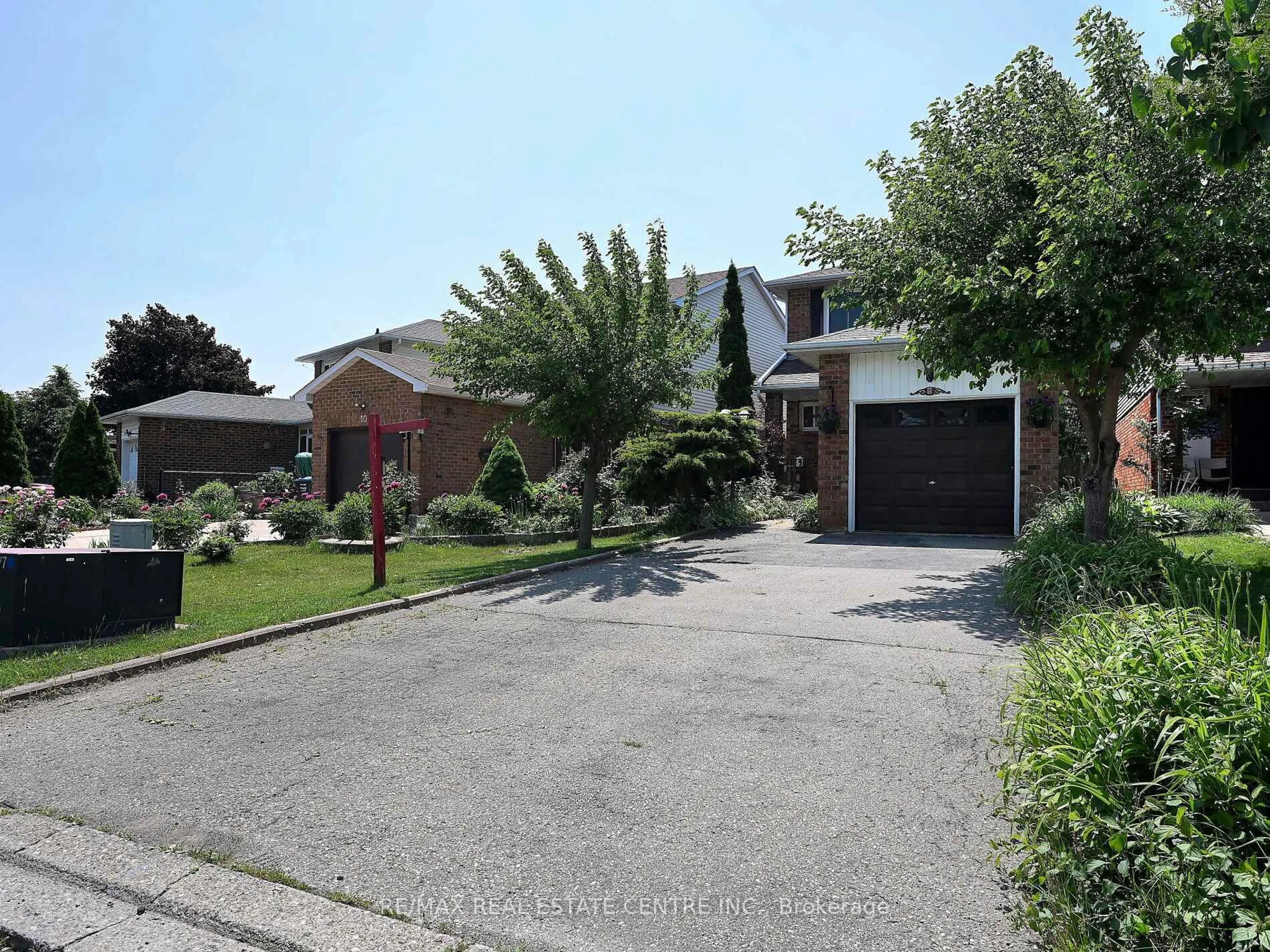 A pic from outside/outdoor area/front of a property/back of a property/a pic from drone, street for 8 Stephensen Crt, Brampton Ontario L6V 3X8